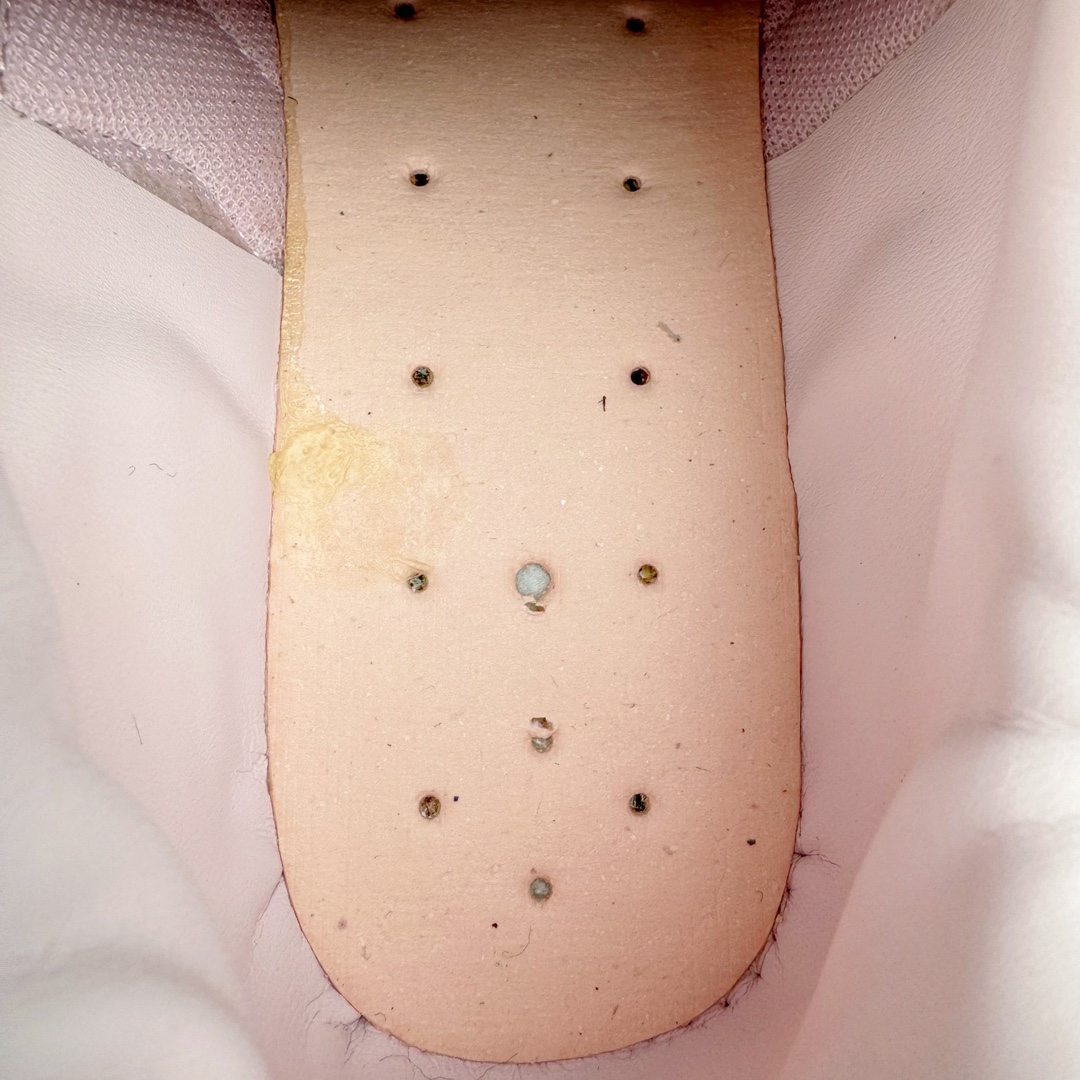 图片[17]-＃绿X/GX Puma Roma M Motorsport 彪马罗马阿莫尔系列低帮复古运动休闲赛车跑鞋 市面唯一正确版本 平台订单 独家原档私模大底 正确纸板中底 海玻璃鞋垫 原盒原配鞋盒分三个尺码段 原厂电绣 正确翻毛皮鞋面 全球知名运动品牌PUMA宝马赛车系列，融合了宝马车队的标志性配色，以趣味十足又前卫复古的设计引领潮流，将赛道精神融入街头时尚，开启前卫竞速之旅。自1978年巴伐利亚车队走上世界舞台，宝马赛车就在全球汽车制造和赛车运动领域留下了浓墨重彩的一笔。全新的两款BMW MMS Roma与BMW MMS Speedboat鞋款，均从宝马车型中汲取灵感。以黑或白为底色，融入经典配色，主打前卫复古风。Roma鞋款的鞋侧以复古的流线造型，缀以宝马经典Logo，巧妙吸睛；而Speedcat鞋款以亮眼三色条纹元素缀以舒适鞋面，赋予了独特的个性美学，演绎赛车的无尽能量。 货号：397397-01 尺码：35.5 36 37 37.5 38 38.5 39 40 40.5 41 42 42.5 43 44-选品中心