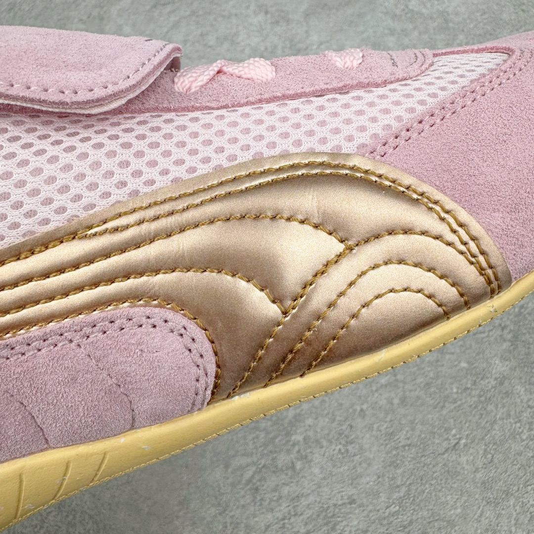 图片[12]-＃绿X/GX Puma Roma M Motorsport 彪马罗马阿莫尔系列低帮复古运动休闲赛车跑鞋 市面唯一正确版本 平台订单 独家原档私模大底 正确纸板中底 海玻璃鞋垫 原盒原配鞋盒分三个尺码段 原厂电绣 正确翻毛皮鞋面 全球知名运动品牌PUMA宝马赛车系列，融合了宝马车队的标志性配色，以趣味十足又前卫复古的设计引领潮流，将赛道精神融入街头时尚，开启前卫竞速之旅。自1978年巴伐利亚车队走上世界舞台，宝马赛车就在全球汽车制造和赛车运动领域留下了浓墨重彩的一笔。全新的两款BMW MMS Roma与BMW MMS Speedboat鞋款，均从宝马车型中汲取灵感。以黑或白为底色，融入经典配色，主打前卫复古风。Roma鞋款的鞋侧以复古的流线造型，缀以宝马经典Logo，巧妙吸睛；而Speedcat鞋款以亮眼三色条纹元素缀以舒适鞋面，赋予了独特的个性美学，演绎赛车的无尽能量。 货号：397397-01 尺码：35.5 36 37 37.5 38 38.5 39 40 40.5 41 42 42.5 43 44-选品中心