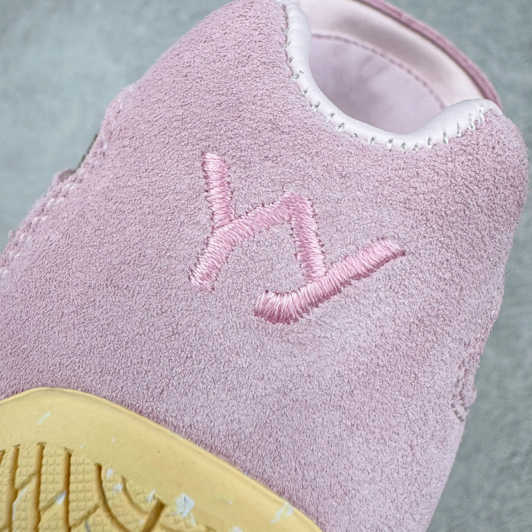 图片[11]-＃绿X/GX Puma Roma M Motorsport 彪马罗马阿莫尔系列低帮复古运动休闲赛车跑鞋 市面唯一正确版本 平台订单 独家原档私模大底 正确纸板中底 海玻璃鞋垫 原盒原配鞋盒分三个尺码段 原厂电绣 正确翻毛皮鞋面 全球知名运动品牌PUMA宝马赛车系列，融合了宝马车队的标志性配色，以趣味十足又前卫复古的设计引领潮流，将赛道精神融入街头时尚，开启前卫竞速之旅。自1978年巴伐利亚车队走上世界舞台，宝马赛车就在全球汽车制造和赛车运动领域留下了浓墨重彩的一笔。全新的两款BMW MMS Roma与BMW MMS Speedboat鞋款，均从宝马车型中汲取灵感。以黑或白为底色，融入经典配色，主打前卫复古风。Roma鞋款的鞋侧以复古的流线造型，缀以宝马经典Logo，巧妙吸睛；而Speedcat鞋款以亮眼三色条纹元素缀以舒适鞋面，赋予了独特的个性美学，演绎赛车的无尽能量。 货号：397397-01 尺码：35.5 36 37 37.5 38 38.5 39 40 40.5 41 42 42.5 43 44-选品中心