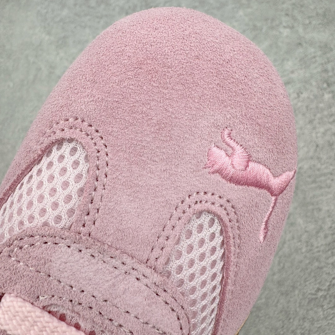 图片[13]-＃绿X/GX Puma Roma M Motorsport 彪马罗马阿莫尔系列低帮复古运动休闲赛车跑鞋 市面唯一正确版本 平台订单 独家原档私模大底 正确纸板中底 海玻璃鞋垫 原盒原配鞋盒分三个尺码段 原厂电绣 正确翻毛皮鞋面 全球知名运动品牌PUMA宝马赛车系列，融合了宝马车队的标志性配色，以趣味十足又前卫复古的设计引领潮流，将赛道精神融入街头时尚，开启前卫竞速之旅。自1978年巴伐利亚车队走上世界舞台，宝马赛车就在全球汽车制造和赛车运动领域留下了浓墨重彩的一笔。全新的两款BMW MMS Roma与BMW MMS Speedboat鞋款，均从宝马车型中汲取灵感。以黑或白为底色，融入经典配色，主打前卫复古风。Roma鞋款的鞋侧以复古的流线造型，缀以宝马经典Logo，巧妙吸睛；而Speedcat鞋款以亮眼三色条纹元素缀以舒适鞋面，赋予了独特的个性美学，演绎赛车的无尽能量。 货号：397397-01 尺码：35.5 36 37 37.5 38 38.5 39 40 40.5 41 42 42.5 43 44-选品中心