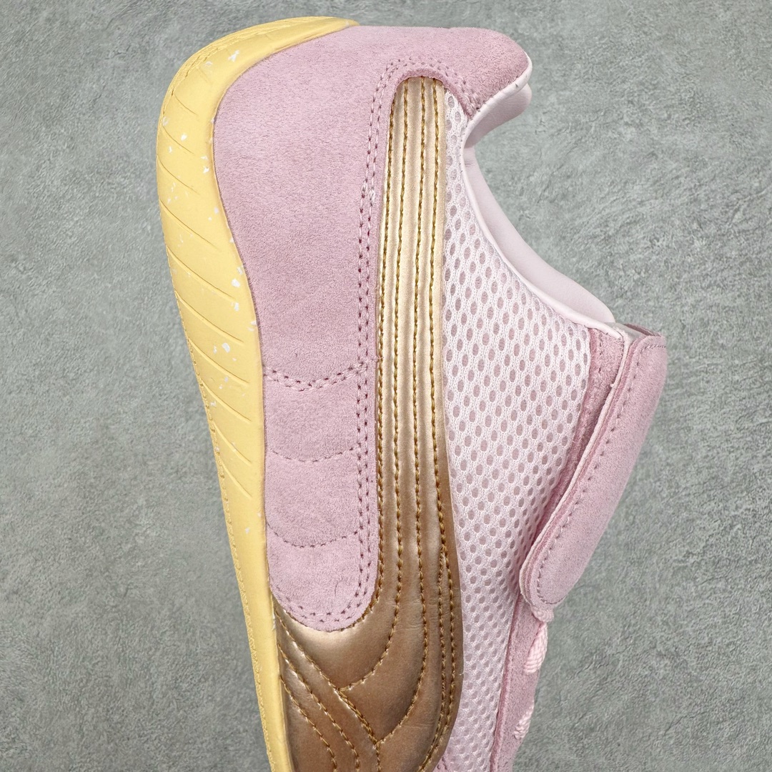 图片[6]-＃绿X/GX Puma Roma M Motorsport 彪马罗马阿莫尔系列低帮复古运动休闲赛车跑鞋 市面唯一正确版本 平台订单 独家原档私模大底 正确纸板中底 海玻璃鞋垫 原盒原配鞋盒分三个尺码段 原厂电绣 正确翻毛皮鞋面 全球知名运动品牌PUMA宝马赛车系列，融合了宝马车队的标志性配色，以趣味十足又前卫复古的设计引领潮流，将赛道精神融入街头时尚，开启前卫竞速之旅。自1978年巴伐利亚车队走上世界舞台，宝马赛车就在全球汽车制造和赛车运动领域留下了浓墨重彩的一笔。全新的两款BMW MMS Roma与BMW MMS Speedboat鞋款，均从宝马车型中汲取灵感。以黑或白为底色，融入经典配色，主打前卫复古风。Roma鞋款的鞋侧以复古的流线造型，缀以宝马经典Logo，巧妙吸睛；而Speedcat鞋款以亮眼三色条纹元素缀以舒适鞋面，赋予了独特的个性美学，演绎赛车的无尽能量。 货号：397397-01 尺码：35.5 36 37 37.5 38 38.5 39 40 40.5 41 42 42.5 43 44-选品中心