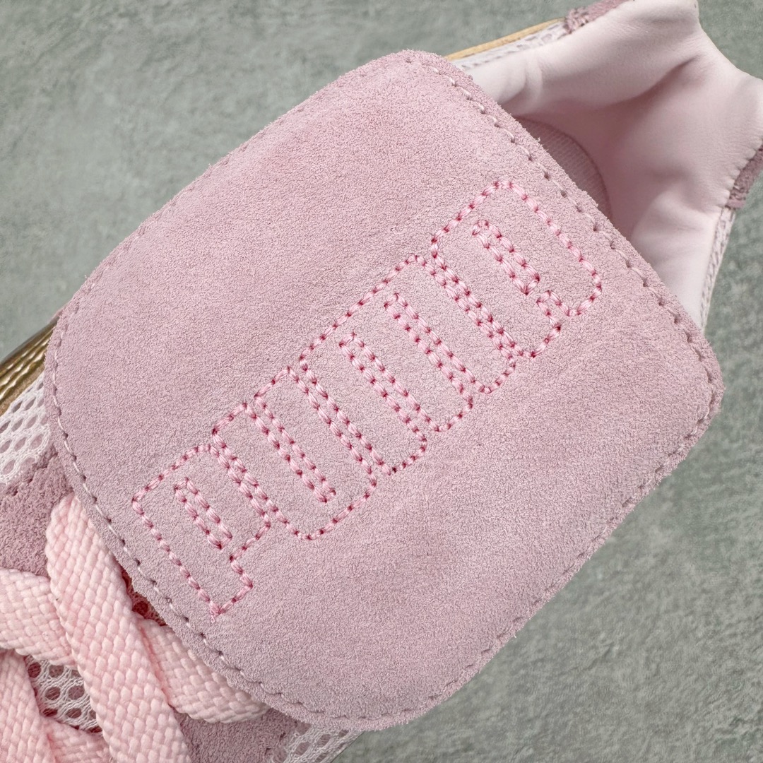 图片[10]-＃绿X/GX Puma Roma M Motorsport 彪马罗马阿莫尔系列低帮复古运动休闲赛车跑鞋 市面唯一正确版本 平台订单 独家原档私模大底 正确纸板中底 海玻璃鞋垫 原盒原配鞋盒分三个尺码段 原厂电绣 正确翻毛皮鞋面 全球知名运动品牌PUMA宝马赛车系列，融合了宝马车队的标志性配色，以趣味十足又前卫复古的设计引领潮流，将赛道精神融入街头时尚，开启前卫竞速之旅。自1978年巴伐利亚车队走上世界舞台，宝马赛车就在全球汽车制造和赛车运动领域留下了浓墨重彩的一笔。全新的两款BMW MMS Roma与BMW MMS Speedboat鞋款，均从宝马车型中汲取灵感。以黑或白为底色，融入经典配色，主打前卫复古风。Roma鞋款的鞋侧以复古的流线造型，缀以宝马经典Logo，巧妙吸睛；而Speedcat鞋款以亮眼三色条纹元素缀以舒适鞋面，赋予了独特的个性美学，演绎赛车的无尽能量。 货号：397397-01 尺码：35.5 36 37 37.5 38 38.5 39 40 40.5 41 42 42.5 43 44-选品中心