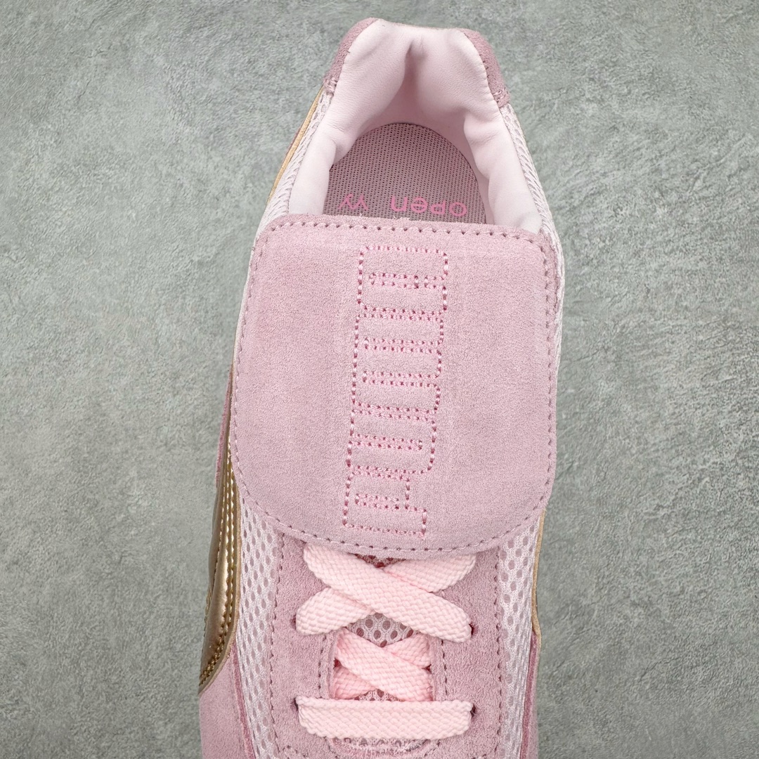 图片[5]-＃绿X/GX Puma Roma M Motorsport 彪马罗马阿莫尔系列低帮复古运动休闲赛车跑鞋 市面唯一正确版本 平台订单 独家原档私模大底 正确纸板中底 海玻璃鞋垫 原盒原配鞋盒分三个尺码段 原厂电绣 正确翻毛皮鞋面 全球知名运动品牌PUMA宝马赛车系列，融合了宝马车队的标志性配色，以趣味十足又前卫复古的设计引领潮流，将赛道精神融入街头时尚，开启前卫竞速之旅。自1978年巴伐利亚车队走上世界舞台，宝马赛车就在全球汽车制造和赛车运动领域留下了浓墨重彩的一笔。全新的两款BMW MMS Roma与BMW MMS Speedboat鞋款，均从宝马车型中汲取灵感。以黑或白为底色，融入经典配色，主打前卫复古风。Roma鞋款的鞋侧以复古的流线造型，缀以宝马经典Logo，巧妙吸睛；而Speedcat鞋款以亮眼三色条纹元素缀以舒适鞋面，赋予了独特的个性美学，演绎赛车的无尽能量。 货号：397397-01 尺码：35.5 36 37 37.5 38 38.5 39 40 40.5 41 42 42.5 43 44-选品中心