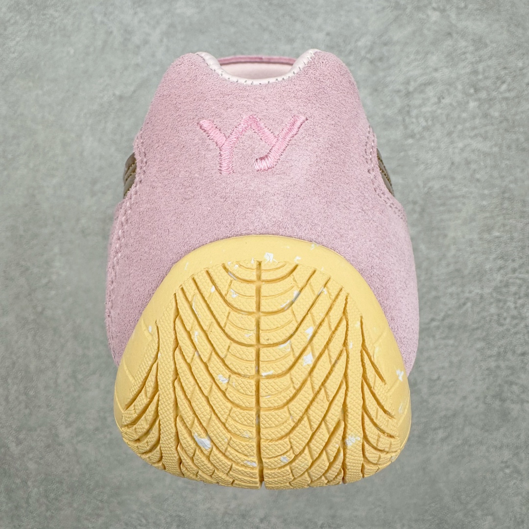 图片[8]-＃绿X/GX Puma Roma M Motorsport 彪马罗马阿莫尔系列低帮复古运动休闲赛车跑鞋 市面唯一正确版本 平台订单 独家原档私模大底 正确纸板中底 海玻璃鞋垫 原盒原配鞋盒分三个尺码段 原厂电绣 正确翻毛皮鞋面 全球知名运动品牌PUMA宝马赛车系列，融合了宝马车队的标志性配色，以趣味十足又前卫复古的设计引领潮流，将赛道精神融入街头时尚，开启前卫竞速之旅。自1978年巴伐利亚车队走上世界舞台，宝马赛车就在全球汽车制造和赛车运动领域留下了浓墨重彩的一笔。全新的两款BMW MMS Roma与BMW MMS Speedboat鞋款，均从宝马车型中汲取灵感。以黑或白为底色，融入经典配色，主打前卫复古风。Roma鞋款的鞋侧以复古的流线造型，缀以宝马经典Logo，巧妙吸睛；而Speedcat鞋款以亮眼三色条纹元素缀以舒适鞋面，赋予了独特的个性美学，演绎赛车的无尽能量。 货号：397397-01 尺码：35.5 36 37 37.5 38 38.5 39 40 40.5 41 42 42.5 43 44-选品中心