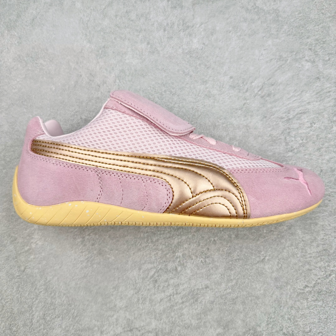 ＃绿X/GX Puma Roma M Motorsport 彪马罗马阿莫尔系列低帮复古运动休闲赛车跑鞋 市面唯一正确版本 平台订单 独家原档私模大底 正确纸板中底 海玻璃鞋垫 原盒原配鞋盒分三个尺码段 原厂电绣 正确翻毛皮鞋面 全球知名运动品牌PUMA宝马赛车系列，融合了宝马车队的标志性配色，以趣味十足又前卫复古的设计引领潮流，将赛道精神融入街头时尚，开启前卫竞速之旅。自1978年巴伐利亚车队走上世界舞台，宝马赛车就在全球汽车制造和赛车运动领域留下了浓墨重彩的一笔。全新的两款BMW MMS Roma与BMW MMS Speedboat鞋款，均从宝马车型中汲取灵感。以黑或白为底色，融入经典配色，主打前卫复古风。Roma鞋款的鞋侧以复古的流线造型，缀以宝马经典Logo，巧妙吸睛；而Speedcat鞋款以亮眼三色条纹元素缀以舒适鞋面，赋予了独特的个性美学，演绎赛车的无尽能量。 货号：397397-01 尺码：35.5 36 37 37.5 38 38.5 39 40 40.5 41 42 42.5 43 44-选品中心