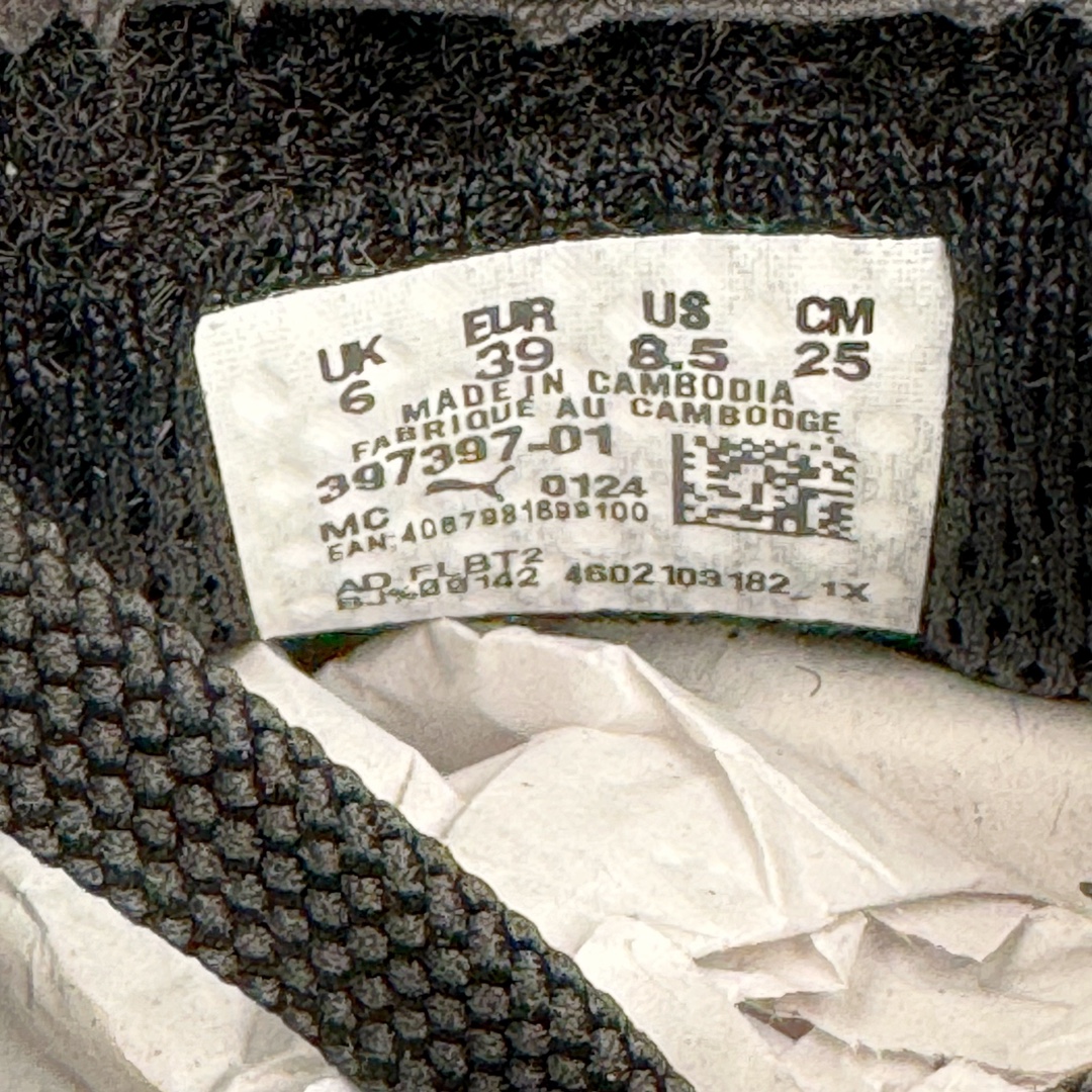 图片[12]-＃绿X/GX Puma Roma M Motorsport 彪马罗马阿莫尔系列低帮复古运动休闲赛车跑鞋 市面唯一正确版本 平台订单 独家原档私模大底 正确纸板中底 海玻璃鞋垫 原盒原配鞋盒分三个尺码段 原厂电绣 正确翻毛皮鞋面 全球知名运动品牌PUMA宝马赛车系列，融合了宝马车队的标志性配色，以趣味十足又前卫复古的设计引领潮流，将赛道精神融入街头时尚，开启前卫竞速之旅。自1978年巴伐利亚车队走上世界舞台，宝马赛车就在全球汽车制造和赛车运动领域留下了浓墨重彩的一笔。全新的两款BMW MMS Roma与BMW MMS Speedboat鞋款，均从宝马车型中汲取灵感。以黑或白为底色，融入经典配色，主打前卫复古风。Roma鞋款的鞋侧以复古的流线造型，缀以宝马经典Logo，巧妙吸睛；而Speedcat鞋款以亮眼三色条纹元素缀以舒适鞋面，赋予了独特的个性美学，演绎赛车的无尽能量。 货号：397397-01 尺码：35.5 36 37 37.5 38 38.5 39 40 40.5 41 42 42.5 43 44-选品中心