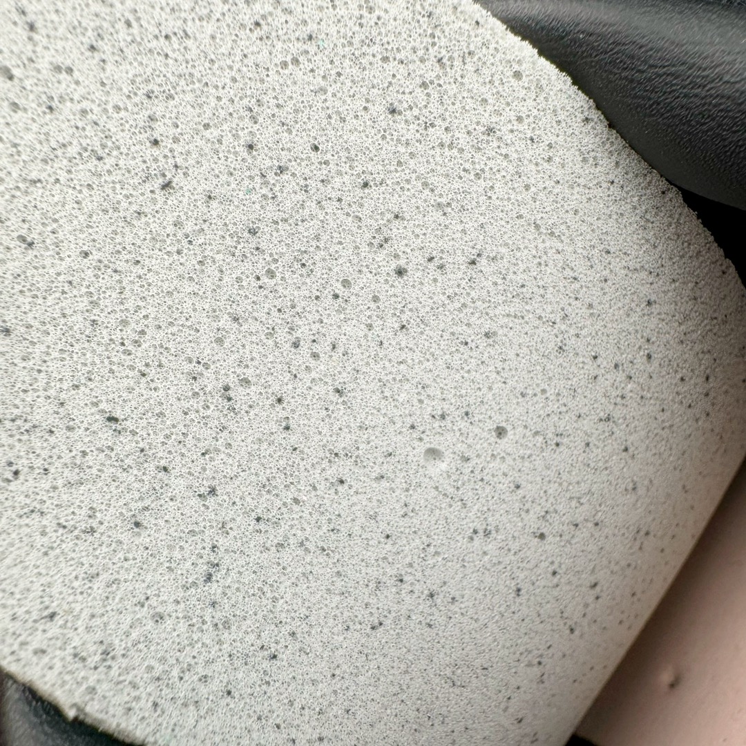 图片[11]-＃绿X/GX Puma Roma M Motorsport 彪马罗马阿莫尔系列低帮复古运动休闲赛车跑鞋 市面唯一正确版本 平台订单 独家原档私模大底 正确纸板中底 海玻璃鞋垫 原盒原配鞋盒分三个尺码段 原厂电绣 正确翻毛皮鞋面 全球知名运动品牌PUMA宝马赛车系列，融合了宝马车队的标志性配色，以趣味十足又前卫复古的设计引领潮流，将赛道精神融入街头时尚，开启前卫竞速之旅。自1978年巴伐利亚车队走上世界舞台，宝马赛车就在全球汽车制造和赛车运动领域留下了浓墨重彩的一笔。全新的两款BMW MMS Roma与BMW MMS Speedboat鞋款，均从宝马车型中汲取灵感。以黑或白为底色，融入经典配色，主打前卫复古风。Roma鞋款的鞋侧以复古的流线造型，缀以宝马经典Logo，巧妙吸睛；而Speedcat鞋款以亮眼三色条纹元素缀以舒适鞋面，赋予了独特的个性美学，演绎赛车的无尽能量。 货号：397397-01 尺码：35.5 36 37 37.5 38 38.5 39 40 40.5 41 42 42.5 43 44-选品中心