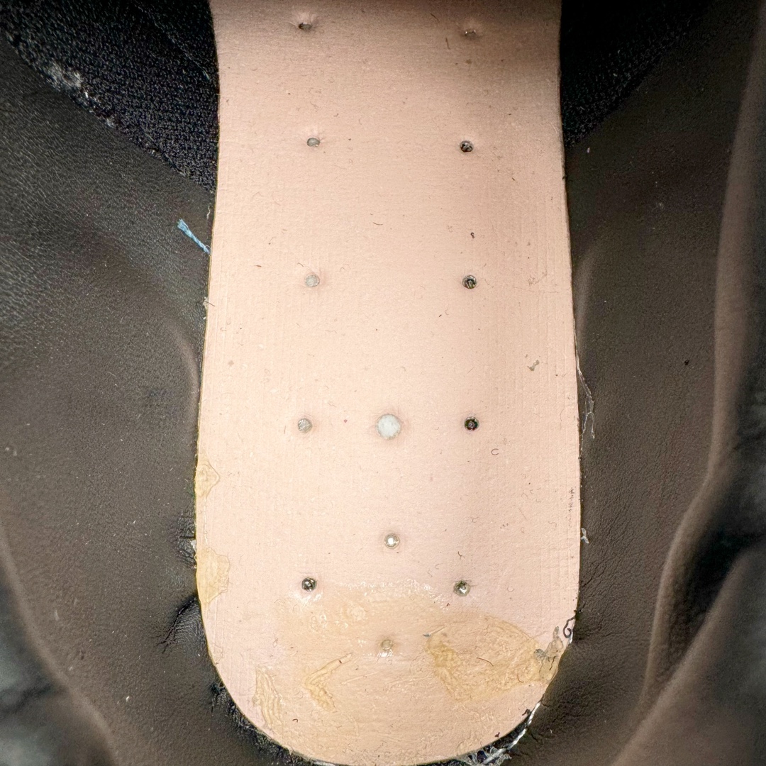 图片[10]-＃绿X/GX Puma Roma M Motorsport 彪马罗马阿莫尔系列低帮复古运动休闲赛车跑鞋 市面唯一正确版本 平台订单 独家原档私模大底 正确纸板中底 海玻璃鞋垫 原盒原配鞋盒分三个尺码段 原厂电绣 正确翻毛皮鞋面 全球知名运动品牌PUMA宝马赛车系列，融合了宝马车队的标志性配色，以趣味十足又前卫复古的设计引领潮流，将赛道精神融入街头时尚，开启前卫竞速之旅。自1978年巴伐利亚车队走上世界舞台，宝马赛车就在全球汽车制造和赛车运动领域留下了浓墨重彩的一笔。全新的两款BMW MMS Roma与BMW MMS Speedboat鞋款，均从宝马车型中汲取灵感。以黑或白为底色，融入经典配色，主打前卫复古风。Roma鞋款的鞋侧以复古的流线造型，缀以宝马经典Logo，巧妙吸睛；而Speedcat鞋款以亮眼三色条纹元素缀以舒适鞋面，赋予了独特的个性美学，演绎赛车的无尽能量。 货号：397397-01 尺码：35.5 36 37 37.5 38 38.5 39 40 40.5 41 42 42.5 43 44-选品中心