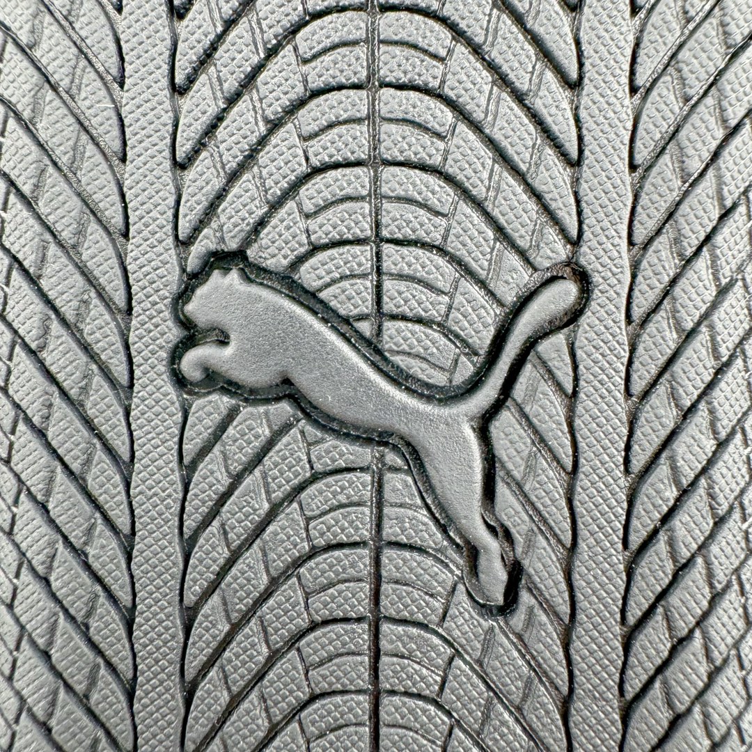 图片[21]-＃绿X/GX Puma Roma M Motorsport 彪马罗马阿莫尔系列低帮复古运动休闲赛车跑鞋 市面唯一正确版本 平台订单 独家原档私模大底 正确纸板中底 海玻璃鞋垫 原盒原配鞋盒分三个尺码段 原厂电绣 正确翻毛皮鞋面 全球知名运动品牌PUMA宝马赛车系列，融合了宝马车队的标志性配色，以趣味十足又前卫复古的设计引领潮流，将赛道精神融入街头时尚，开启前卫竞速之旅。自1978年巴伐利亚车队走上世界舞台，宝马赛车就在全球汽车制造和赛车运动领域留下了浓墨重彩的一笔。全新的两款BMW MMS Roma与BMW MMS Speedboat鞋款，均从宝马车型中汲取灵感。以黑或白为底色，融入经典配色，主打前卫复古风。Roma鞋款的鞋侧以复古的流线造型，缀以宝马经典Logo，巧妙吸睛；而Speedcat鞋款以亮眼三色条纹元素缀以舒适鞋面，赋予了独特的个性美学，演绎赛车的无尽能量。 货号：397397-01 尺码：35.5 36 37 37.5 38 38.5 39 40 40.5 41 42 42.5 43 44-选品中心