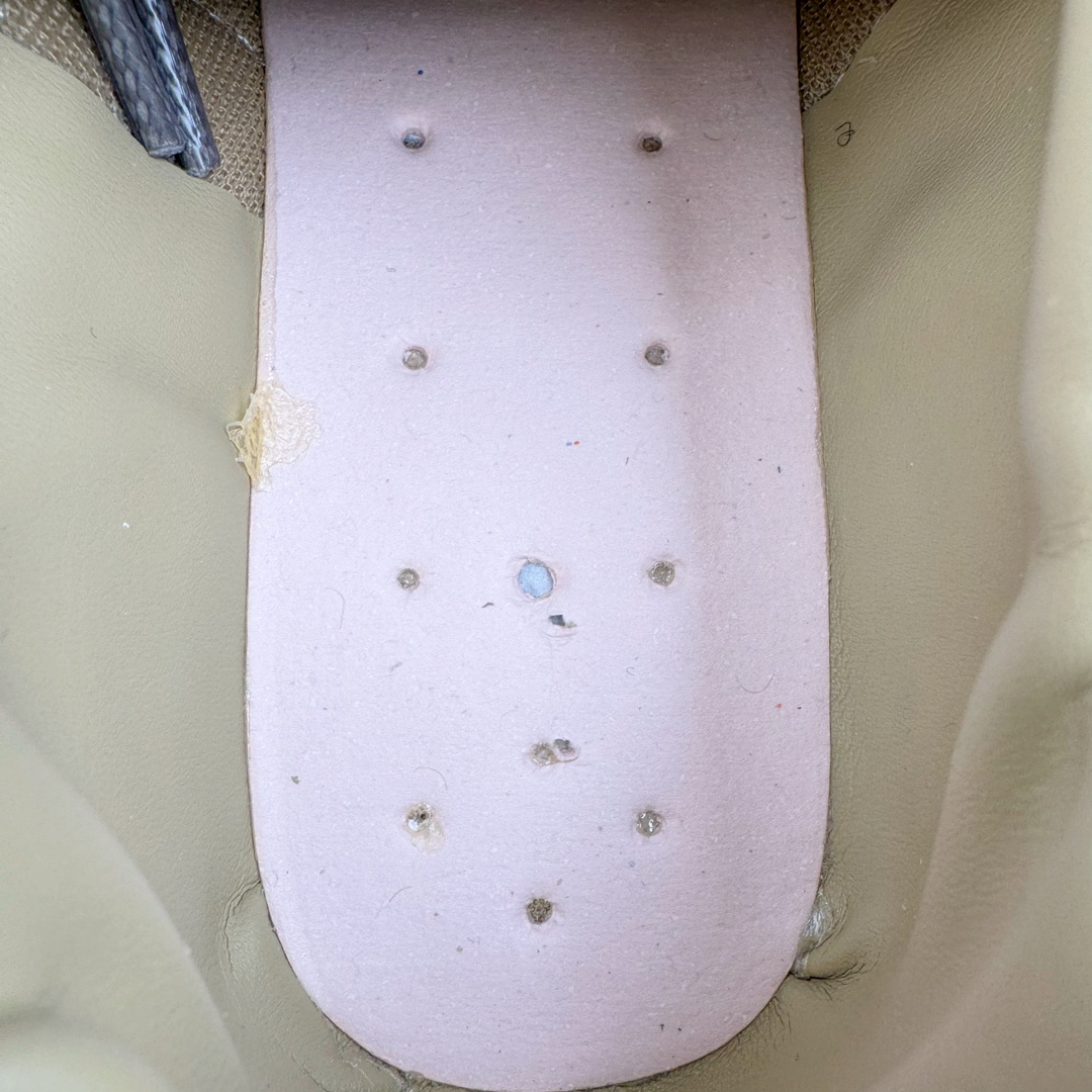 图片[21]-＃绿X/GX Puma Roma M Motorsport 彪马罗马阿莫尔系列低帮复古运动休闲赛车跑鞋 市面唯一正确版本 平台订单 独家原档私模大底 正确纸板中底 海玻璃鞋垫 原盒原配鞋盒分三个尺码段 原厂电绣 正确翻毛皮鞋面 全球知名运动品牌PUMA宝马赛车系列，融合了宝马车队的标志性配色，以趣味十足又前卫复古的设计引领潮流，将赛道精神融入街头时尚，开启前卫竞速之旅。自1978年巴伐利亚车队走上世界舞台，宝马赛车就在全球汽车制造和赛车运动领域留下了浓墨重彩的一笔。全新的两款BMW MMS Roma与BMW MMS Speedboat鞋款，均从宝马车型中汲取灵感。以黑或白为底色，融入经典配色，主打前卫复古风。Roma鞋款的鞋侧以复古的流线造型，缀以宝马经典Logo，巧妙吸睛；而Speedcat鞋款以亮眼三色条纹元素缀以舒适鞋面，赋予了独特的个性美学，演绎赛车的无尽能量。 货号：397397-01 尺码：35.5 36 37 37.5 38 38.5 39 40 40.5 41 42 42.5 43 44-选品中心