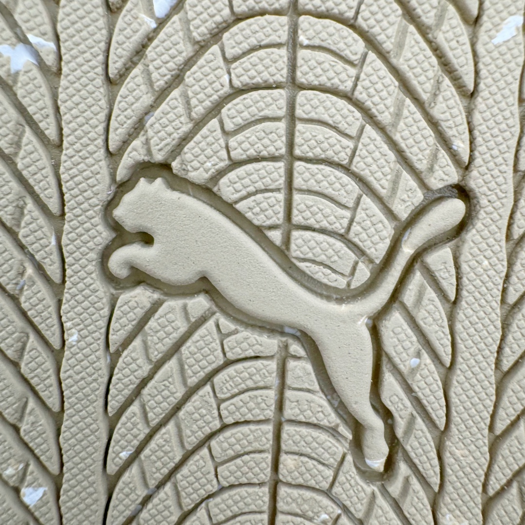 图片[12]-＃绿X/GX Puma Roma M Motorsport 彪马罗马阿莫尔系列低帮复古运动休闲赛车跑鞋 市面唯一正确版本 平台订单 独家原档私模大底 正确纸板中底 海玻璃鞋垫 原盒原配鞋盒分三个尺码段 原厂电绣 正确翻毛皮鞋面 全球知名运动品牌PUMA宝马赛车系列，融合了宝马车队的标志性配色，以趣味十足又前卫复古的设计引领潮流，将赛道精神融入街头时尚，开启前卫竞速之旅。自1978年巴伐利亚车队走上世界舞台，宝马赛车就在全球汽车制造和赛车运动领域留下了浓墨重彩的一笔。全新的两款BMW MMS Roma与BMW MMS Speedboat鞋款，均从宝马车型中汲取灵感。以黑或白为底色，融入经典配色，主打前卫复古风。Roma鞋款的鞋侧以复古的流线造型，缀以宝马经典Logo，巧妙吸睛；而Speedcat鞋款以亮眼三色条纹元素缀以舒适鞋面，赋予了独特的个性美学，演绎赛车的无尽能量。 货号：397397-01 尺码：35.5 36 37 37.5 38 38.5 39 40 40.5 41 42 42.5 43 44-选品中心