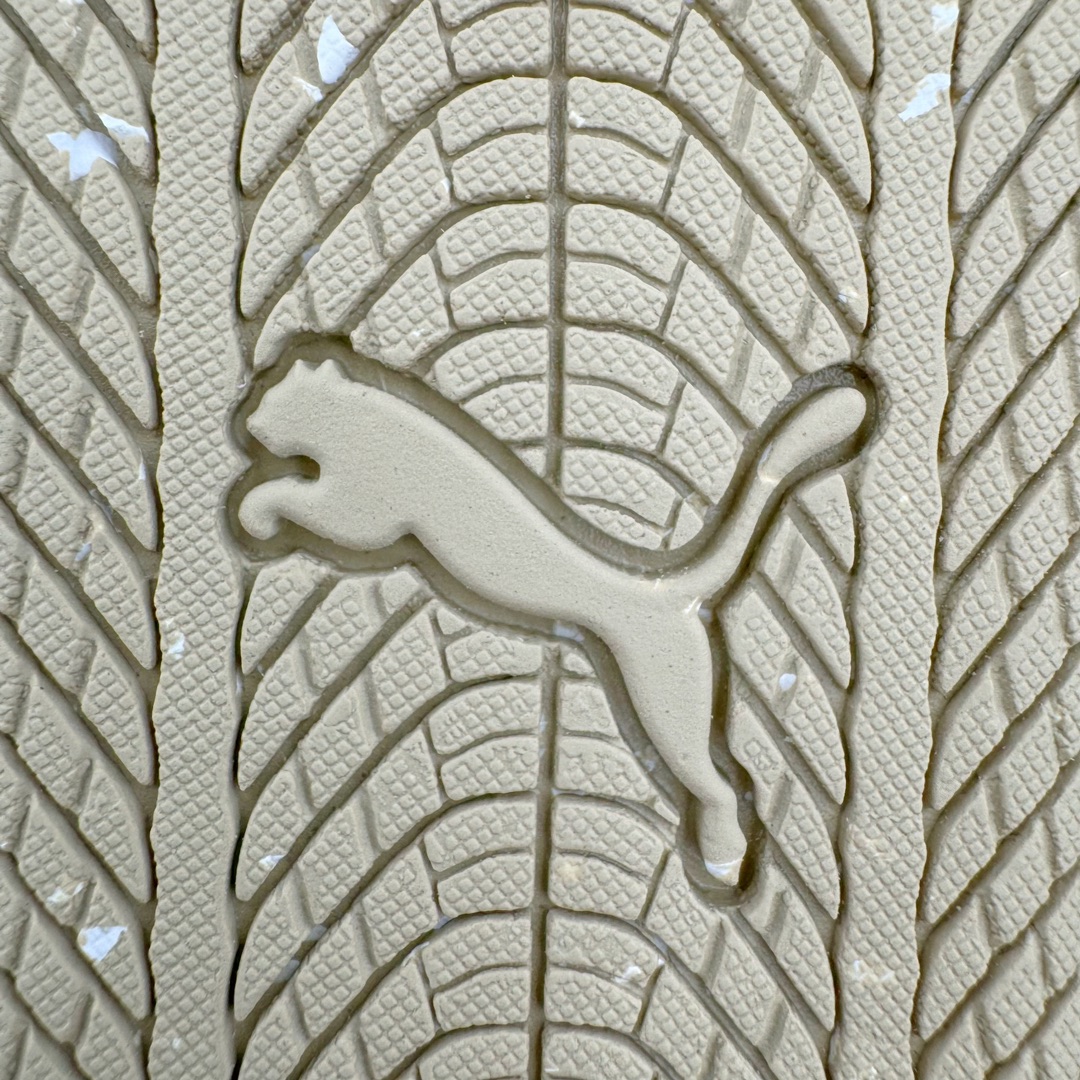 图片[19]-＃绿X/GX Puma Roma M Motorsport 彪马罗马阿莫尔系列低帮复古运动休闲赛车跑鞋 市面唯一正确版本 平台订单 独家原档私模大底 正确纸板中底 海玻璃鞋垫 原盒原配鞋盒分三个尺码段 原厂电绣 正确翻毛皮鞋面 全球知名运动品牌PUMA宝马赛车系列，融合了宝马车队的标志性配色，以趣味十足又前卫复古的设计引领潮流，将赛道精神融入街头时尚，开启前卫竞速之旅。自1978年巴伐利亚车队走上世界舞台，宝马赛车就在全球汽车制造和赛车运动领域留下了浓墨重彩的一笔。全新的两款BMW MMS Roma与BMW MMS Speedboat鞋款，均从宝马车型中汲取灵感。以黑或白为底色，融入经典配色，主打前卫复古风。Roma鞋款的鞋侧以复古的流线造型，缀以宝马经典Logo，巧妙吸睛；而Speedcat鞋款以亮眼三色条纹元素缀以舒适鞋面，赋予了独特的个性美学，演绎赛车的无尽能量。 货号：397397-01 尺码：35.5 36 37 37.5 38 38.5 39 40 40.5 41 42 42.5 43 44-选品中心