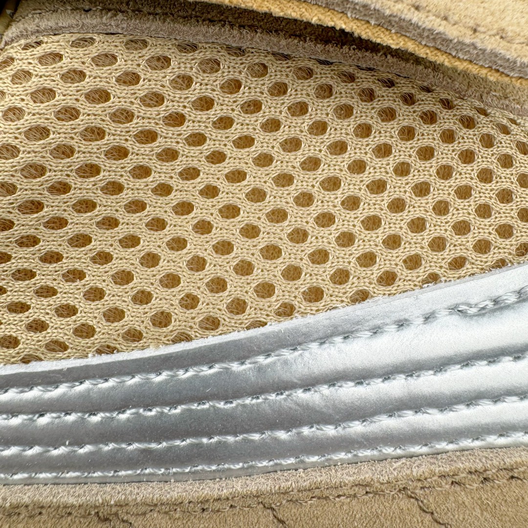 图片[15]-＃绿X/GX Puma Roma M Motorsport 彪马罗马阿莫尔系列低帮复古运动休闲赛车跑鞋 市面唯一正确版本 平台订单 独家原档私模大底 正确纸板中底 海玻璃鞋垫 原盒原配鞋盒分三个尺码段 原厂电绣 正确翻毛皮鞋面 全球知名运动品牌PUMA宝马赛车系列，融合了宝马车队的标志性配色，以趣味十足又前卫复古的设计引领潮流，将赛道精神融入街头时尚，开启前卫竞速之旅。自1978年巴伐利亚车队走上世界舞台，宝马赛车就在全球汽车制造和赛车运动领域留下了浓墨重彩的一笔。全新的两款BMW MMS Roma与BMW MMS Speedboat鞋款，均从宝马车型中汲取灵感。以黑或白为底色，融入经典配色，主打前卫复古风。Roma鞋款的鞋侧以复古的流线造型，缀以宝马经典Logo，巧妙吸睛；而Speedcat鞋款以亮眼三色条纹元素缀以舒适鞋面，赋予了独特的个性美学，演绎赛车的无尽能量。 货号：397397-01 尺码：35.5 36 37 37.5 38 38.5 39 40 40.5 41 42 42.5 43 44-选品中心