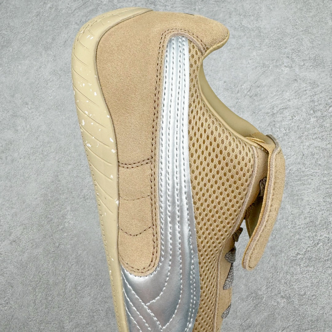 图片[6]-＃绿X/GX Puma Roma M Motorsport 彪马罗马阿莫尔系列低帮复古运动休闲赛车跑鞋 市面唯一正确版本 平台订单 独家原档私模大底 正确纸板中底 海玻璃鞋垫 原盒原配鞋盒分三个尺码段 原厂电绣 正确翻毛皮鞋面 全球知名运动品牌PUMA宝马赛车系列，融合了宝马车队的标志性配色，以趣味十足又前卫复古的设计引领潮流，将赛道精神融入街头时尚，开启前卫竞速之旅。自1978年巴伐利亚车队走上世界舞台，宝马赛车就在全球汽车制造和赛车运动领域留下了浓墨重彩的一笔。全新的两款BMW MMS Roma与BMW MMS Speedboat鞋款，均从宝马车型中汲取灵感。以黑或白为底色，融入经典配色，主打前卫复古风。Roma鞋款的鞋侧以复古的流线造型，缀以宝马经典Logo，巧妙吸睛；而Speedcat鞋款以亮眼三色条纹元素缀以舒适鞋面，赋予了独特的个性美学，演绎赛车的无尽能量。 货号：397397-01 尺码：35.5 36 37 37.5 38 38.5 39 40 40.5 41 42 42.5 43 44-选品中心