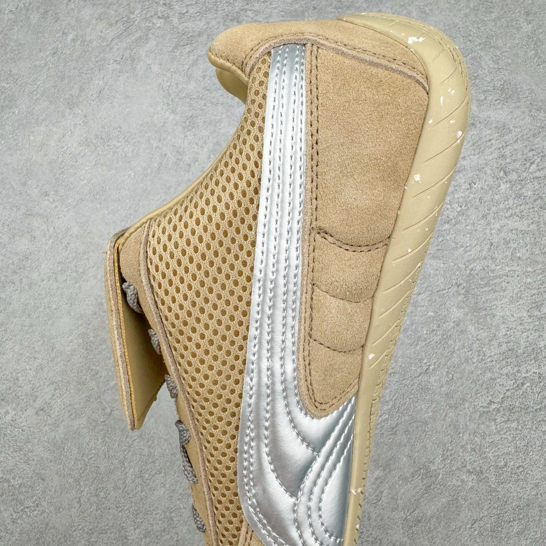 图片[7]-＃绿X/GX Puma Roma M Motorsport 彪马罗马阿莫尔系列低帮复古运动休闲赛车跑鞋 市面唯一正确版本 平台订单 独家原档私模大底 正确纸板中底 海玻璃鞋垫 原盒原配鞋盒分三个尺码段 原厂电绣 正确翻毛皮鞋面 全球知名运动品牌PUMA宝马赛车系列，融合了宝马车队的标志性配色，以趣味十足又前卫复古的设计引领潮流，将赛道精神融入街头时尚，开启前卫竞速之旅。自1978年巴伐利亚车队走上世界舞台，宝马赛车就在全球汽车制造和赛车运动领域留下了浓墨重彩的一笔。全新的两款BMW MMS Roma与BMW MMS Speedboat鞋款，均从宝马车型中汲取灵感。以黑或白为底色，融入经典配色，主打前卫复古风。Roma鞋款的鞋侧以复古的流线造型，缀以宝马经典Logo，巧妙吸睛；而Speedcat鞋款以亮眼三色条纹元素缀以舒适鞋面，赋予了独特的个性美学，演绎赛车的无尽能量。 货号：397397-01 尺码：35.5 36 37 37.5 38 38.5 39 40 40.5 41 42 42.5 43 44-选品中心