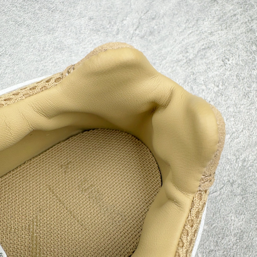 图片[10]-＃绿X/GX Puma Roma M Motorsport 彪马罗马阿莫尔系列低帮复古运动休闲赛车跑鞋 市面唯一正确版本 平台订单 独家原档私模大底 正确纸板中底 海玻璃鞋垫 原盒原配鞋盒分三个尺码段 原厂电绣 正确翻毛皮鞋面 全球知名运动品牌PUMA宝马赛车系列，融合了宝马车队的标志性配色，以趣味十足又前卫复古的设计引领潮流，将赛道精神融入街头时尚，开启前卫竞速之旅。自1978年巴伐利亚车队走上世界舞台，宝马赛车就在全球汽车制造和赛车运动领域留下了浓墨重彩的一笔。全新的两款BMW MMS Roma与BMW MMS Speedboat鞋款，均从宝马车型中汲取灵感。以黑或白为底色，融入经典配色，主打前卫复古风。Roma鞋款的鞋侧以复古的流线造型，缀以宝马经典Logo，巧妙吸睛；而Speedcat鞋款以亮眼三色条纹元素缀以舒适鞋面，赋予了独特的个性美学，演绎赛车的无尽能量。 货号：397397-01 尺码：35.5 36 37 37.5 38 38.5 39 40 40.5 41 42 42.5 43 44-选品中心