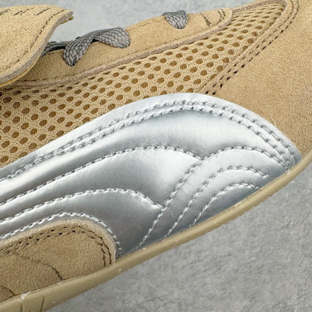 图片[16]-＃绿X/GX Puma Roma M Motorsport 彪马罗马阿莫尔系列低帮复古运动休闲赛车跑鞋 市面唯一正确版本 平台订单 独家原档私模大底 正确纸板中底 海玻璃鞋垫 原盒原配鞋盒分三个尺码段 原厂电绣 正确翻毛皮鞋面 全球知名运动品牌PUMA宝马赛车系列，融合了宝马车队的标志性配色，以趣味十足又前卫复古的设计引领潮流，将赛道精神融入街头时尚，开启前卫竞速之旅。自1978年巴伐利亚车队走上世界舞台，宝马赛车就在全球汽车制造和赛车运动领域留下了浓墨重彩的一笔。全新的两款BMW MMS Roma与BMW MMS Speedboat鞋款，均从宝马车型中汲取灵感。以黑或白为底色，融入经典配色，主打前卫复古风。Roma鞋款的鞋侧以复古的流线造型，缀以宝马经典Logo，巧妙吸睛；而Speedcat鞋款以亮眼三色条纹元素缀以舒适鞋面，赋予了独特的个性美学，演绎赛车的无尽能量。 货号：397397-01 尺码：35.5 36 37 37.5 38 38.5 39 40 40.5 41 42 42.5 43 44-选品中心