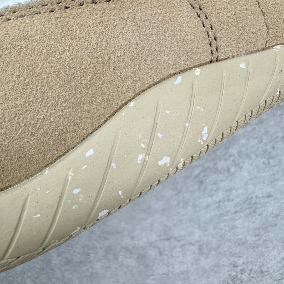 图片[14]-＃绿X/GX Puma Roma M Motorsport 彪马罗马阿莫尔系列低帮复古运动休闲赛车跑鞋 市面唯一正确版本 平台订单 独家原档私模大底 正确纸板中底 海玻璃鞋垫 原盒原配鞋盒分三个尺码段 原厂电绣 正确翻毛皮鞋面 全球知名运动品牌PUMA宝马赛车系列，融合了宝马车队的标志性配色，以趣味十足又前卫复古的设计引领潮流，将赛道精神融入街头时尚，开启前卫竞速之旅。自1978年巴伐利亚车队走上世界舞台，宝马赛车就在全球汽车制造和赛车运动领域留下了浓墨重彩的一笔。全新的两款BMW MMS Roma与BMW MMS Speedboat鞋款，均从宝马车型中汲取灵感。以黑或白为底色，融入经典配色，主打前卫复古风。Roma鞋款的鞋侧以复古的流线造型，缀以宝马经典Logo，巧妙吸睛；而Speedcat鞋款以亮眼三色条纹元素缀以舒适鞋面，赋予了独特的个性美学，演绎赛车的无尽能量。 货号：397397-01 尺码：35.5 36 37 37.5 38 38.5 39 40 40.5 41 42 42.5 43 44-选品中心