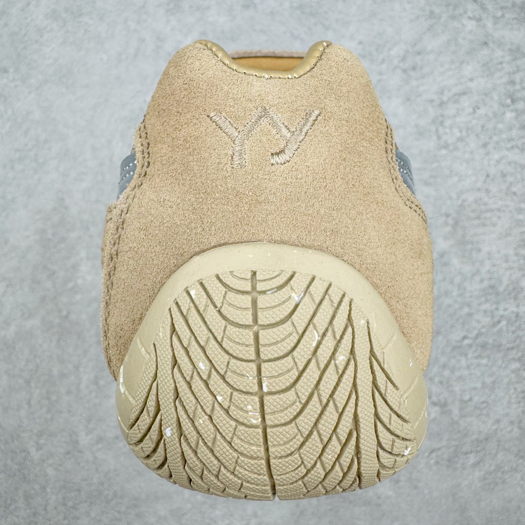 图片[8]-＃绿X/GX Puma Roma M Motorsport 彪马罗马阿莫尔系列低帮复古运动休闲赛车跑鞋 市面唯一正确版本 平台订单 独家原档私模大底 正确纸板中底 海玻璃鞋垫 原盒原配鞋盒分三个尺码段 原厂电绣 正确翻毛皮鞋面 全球知名运动品牌PUMA宝马赛车系列，融合了宝马车队的标志性配色，以趣味十足又前卫复古的设计引领潮流，将赛道精神融入街头时尚，开启前卫竞速之旅。自1978年巴伐利亚车队走上世界舞台，宝马赛车就在全球汽车制造和赛车运动领域留下了浓墨重彩的一笔。全新的两款BMW MMS Roma与BMW MMS Speedboat鞋款，均从宝马车型中汲取灵感。以黑或白为底色，融入经典配色，主打前卫复古风。Roma鞋款的鞋侧以复古的流线造型，缀以宝马经典Logo，巧妙吸睛；而Speedcat鞋款以亮眼三色条纹元素缀以舒适鞋面，赋予了独特的个性美学，演绎赛车的无尽能量。 货号：397397-01 尺码：35.5 36 37 37.5 38 38.5 39 40 40.5 41 42 42.5 43 44-选品中心