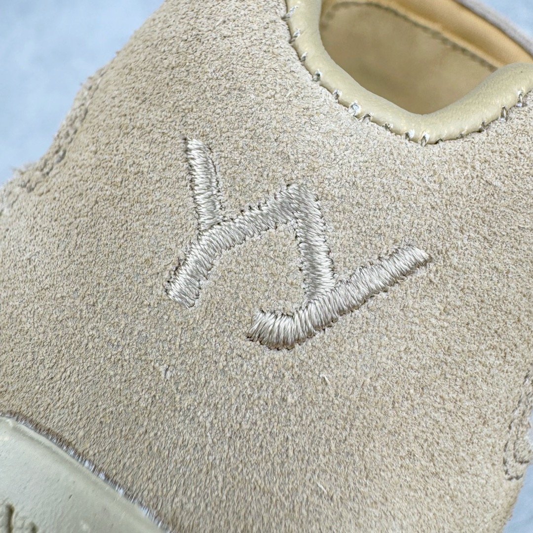 图片[13]-＃绿X/GX Puma Roma M Motorsport 彪马罗马阿莫尔系列低帮复古运动休闲赛车跑鞋 市面唯一正确版本 平台订单 独家原档私模大底 正确纸板中底 海玻璃鞋垫 原盒原配鞋盒分三个尺码段 原厂电绣 正确翻毛皮鞋面 全球知名运动品牌PUMA宝马赛车系列，融合了宝马车队的标志性配色，以趣味十足又前卫复古的设计引领潮流，将赛道精神融入街头时尚，开启前卫竞速之旅。自1978年巴伐利亚车队走上世界舞台，宝马赛车就在全球汽车制造和赛车运动领域留下了浓墨重彩的一笔。全新的两款BMW MMS Roma与BMW MMS Speedboat鞋款，均从宝马车型中汲取灵感。以黑或白为底色，融入经典配色，主打前卫复古风。Roma鞋款的鞋侧以复古的流线造型，缀以宝马经典Logo，巧妙吸睛；而Speedcat鞋款以亮眼三色条纹元素缀以舒适鞋面，赋予了独特的个性美学，演绎赛车的无尽能量。 货号：397397-01 尺码：35.5 36 37 37.5 38 38.5 39 40 40.5 41 42 42.5 43 44-选品中心