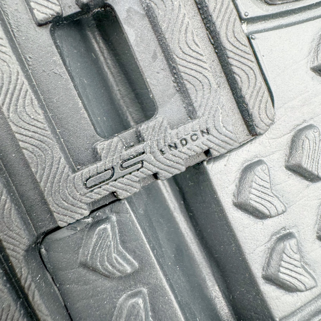 图片[17]-＃绿X/GX RX MARIE x SALOMON 萨洛蒙舒适減震耐磨低帮生活一脚蹬休闲鞋 在设计上向经典鞋款玛丽珍鞋致敬，其轮廓遵循尼龙搭扣玛丽珍鞋的经典外观。鞋底采用Salomon的Contagrip®技术，这种专利外底设计提供了卓越的抓地力和耐磨性，无论在城市街头还是户外小径上，都能自信行走。中底配备EVA缓震系统，有效吸收每一步的冲击力，减少长时间行走或站立带来的疲劳感。在功能上采用了网布透气鞋面，并配置了轻质 EVA 中底，融入了轻盈舒适的运动感（重量仅为237 克），使其成为一款户外恢复鞋，穿着它能提供长途徒步旅行后的舒适感。鞋带和扣带设计不仅增加了鞋款的时尚感，还方便调节松紧，确保每一位穿着者都能找到最合适的贴合度。透气性良好的鞋垫和内衬材质，保持双脚的干爽与舒适，让你在长时间穿着时也不会感到闷热。不仅在设计上兼顾了时尚和功能，还具备了广泛的适用性。无论是上班、购物、还是郊游，这款鞋都能胜任。其优雅的外观和强大的功能性，使其成为都市女性和户外爱好者的最佳选择。 尺码：36 36.5 37.5 38 38.5 39-选品中心