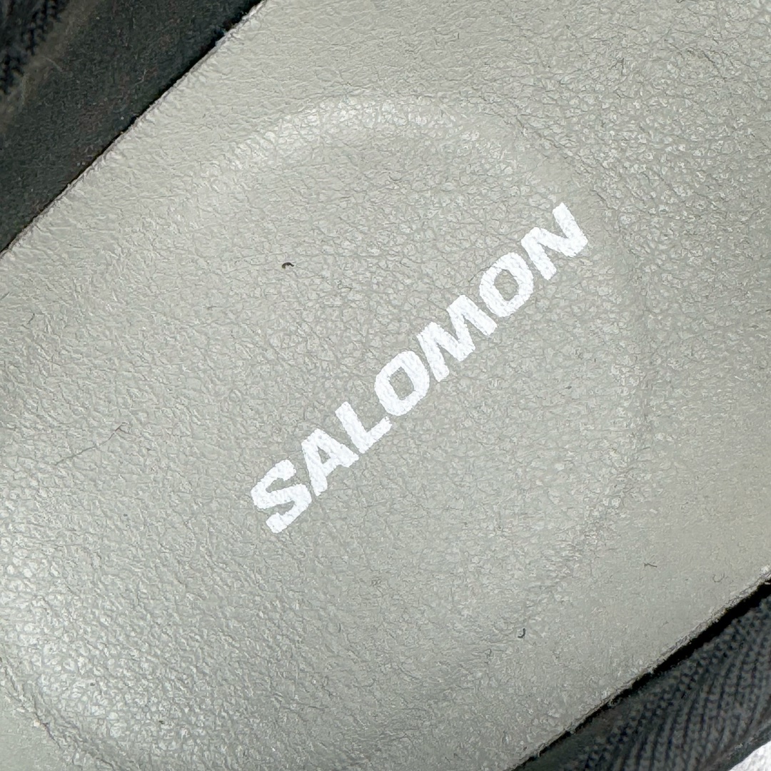 图片[11]-＃绿X/GX RX MARIE x SALOMON 萨洛蒙舒适減震耐磨低帮生活一脚蹬休闲鞋 在设计上向经典鞋款玛丽珍鞋致敬，其轮廓遵循尼龙搭扣玛丽珍鞋的经典外观。鞋底采用Salomon的Contagrip®技术，这种专利外底设计提供了卓越的抓地力和耐磨性，无论在城市街头还是户外小径上，都能自信行走。中底配备EVA缓震系统，有效吸收每一步的冲击力，减少长时间行走或站立带来的疲劳感。在功能上采用了网布透气鞋面，并配置了轻质 EVA 中底，融入了轻盈舒适的运动感（重量仅为237 克），使其成为一款户外恢复鞋，穿着它能提供长途徒步旅行后的舒适感。鞋带和扣带设计不仅增加了鞋款的时尚感，还方便调节松紧，确保每一位穿着者都能找到最合适的贴合度。透气性良好的鞋垫和内衬材质，保持双脚的干爽与舒适，让你在长时间穿着时也不会感到闷热。不仅在设计上兼顾了时尚和功能，还具备了广泛的适用性。无论是上班、购物、还是郊游，这款鞋都能胜任。其优雅的外观和强大的功能性，使其成为都市女性和户外爱好者的最佳选择。 尺码：36 36.5 37.5 38 38.5 39-选品中心