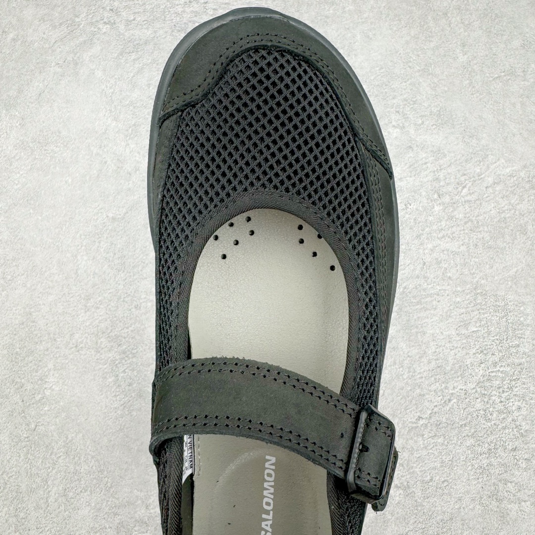 图片[4]-＃绿X/GX RX MARIE x SALOMON 萨洛蒙舒适減震耐磨低帮生活一脚蹬休闲鞋 在设计上向经典鞋款玛丽珍鞋致敬，其轮廓遵循尼龙搭扣玛丽珍鞋的经典外观。鞋底采用Salomon的Contagrip®技术，这种专利外底设计提供了卓越的抓地力和耐磨性，无论在城市街头还是户外小径上，都能自信行走。中底配备EVA缓震系统，有效吸收每一步的冲击力，减少长时间行走或站立带来的疲劳感。在功能上采用了网布透气鞋面，并配置了轻质 EVA 中底，融入了轻盈舒适的运动感（重量仅为237 克），使其成为一款户外恢复鞋，穿着它能提供长途徒步旅行后的舒适感。鞋带和扣带设计不仅增加了鞋款的时尚感，还方便调节松紧，确保每一位穿着者都能找到最合适的贴合度。透气性良好的鞋垫和内衬材质，保持双脚的干爽与舒适，让你在长时间穿着时也不会感到闷热。不仅在设计上兼顾了时尚和功能，还具备了广泛的适用性。无论是上班、购物、还是郊游，这款鞋都能胜任。其优雅的外观和强大的功能性，使其成为都市女性和户外爱好者的最佳选择。 尺码：36 36.5 37.5 38 38.5 39-选品中心