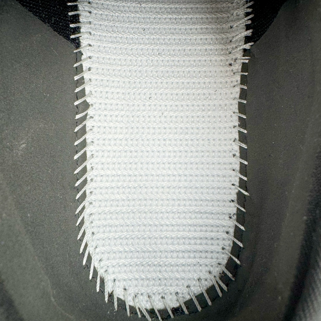 图片[10]-＃绿X/GX RX MARIE x SALOMON 萨洛蒙舒适減震耐磨低帮生活一脚蹬休闲鞋 在设计上向经典鞋款玛丽珍鞋致敬，其轮廓遵循尼龙搭扣玛丽珍鞋的经典外观。鞋底采用Salomon的Contagrip®技术，这种专利外底设计提供了卓越的抓地力和耐磨性，无论在城市街头还是户外小径上，都能自信行走。中底配备EVA缓震系统，有效吸收每一步的冲击力，减少长时间行走或站立带来的疲劳感。在功能上采用了网布透气鞋面，并配置了轻质 EVA 中底，融入了轻盈舒适的运动感（重量仅为237 克），使其成为一款户外恢复鞋，穿着它能提供长途徒步旅行后的舒适感。鞋带和扣带设计不仅增加了鞋款的时尚感，还方便调节松紧，确保每一位穿着者都能找到最合适的贴合度。透气性良好的鞋垫和内衬材质，保持双脚的干爽与舒适，让你在长时间穿着时也不会感到闷热。不仅在设计上兼顾了时尚和功能，还具备了广泛的适用性。无论是上班、购物、还是郊游，这款鞋都能胜任。其优雅的外观和强大的功能性，使其成为都市女性和户外爱好者的最佳选择。 尺码：36 36.5 37.5 38 38.5 39-选品中心