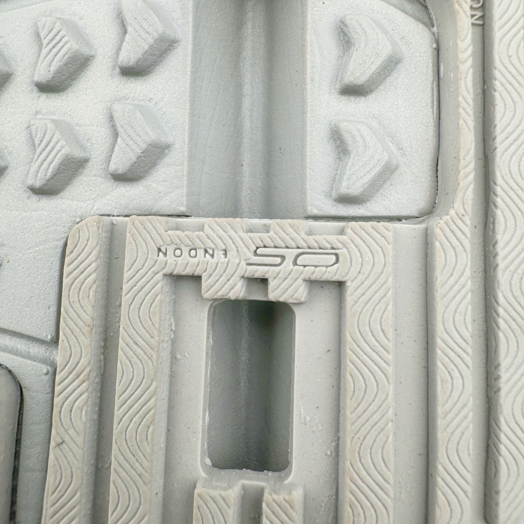 图片[17]-＃绿X/GX RX MARIE x SALOMON 萨洛蒙舒适減震耐磨低帮生活一脚蹬休闲鞋 在设计上向经典鞋款玛丽珍鞋致敬，其轮廓遵循尼龙搭扣玛丽珍鞋的经典外观。鞋底采用Salomon的Contagrip®技术，这种专利外底设计提供了卓越的抓地力和耐磨性，无论在城市街头还是户外小径上，都能自信行走。中底配备EVA缓震系统，有效吸收每一步的冲击力，减少长时间行走或站立带来的疲劳感。在功能上采用了网布透气鞋面，并配置了轻质 EVA 中底，融入了轻盈舒适的运动感（重量仅为237 克），使其成为一款户外恢复鞋，穿着它能提供长途徒步旅行后的舒适感。鞋带和扣带设计不仅增加了鞋款的时尚感，还方便调节松紧，确保每一位穿着者都能找到最合适的贴合度。透气性良好的鞋垫和内衬材质，保持双脚的干爽与舒适，让你在长时间穿着时也不会感到闷热。不仅在设计上兼顾了时尚和功能，还具备了广泛的适用性。无论是上班、购物、还是郊游，这款鞋都能胜任。其优雅的外观和强大的功能性，使其成为都市女性和户外爱好者的最佳选择。 尺码：36 36.5 37.5 38 38.5 39-选品中心