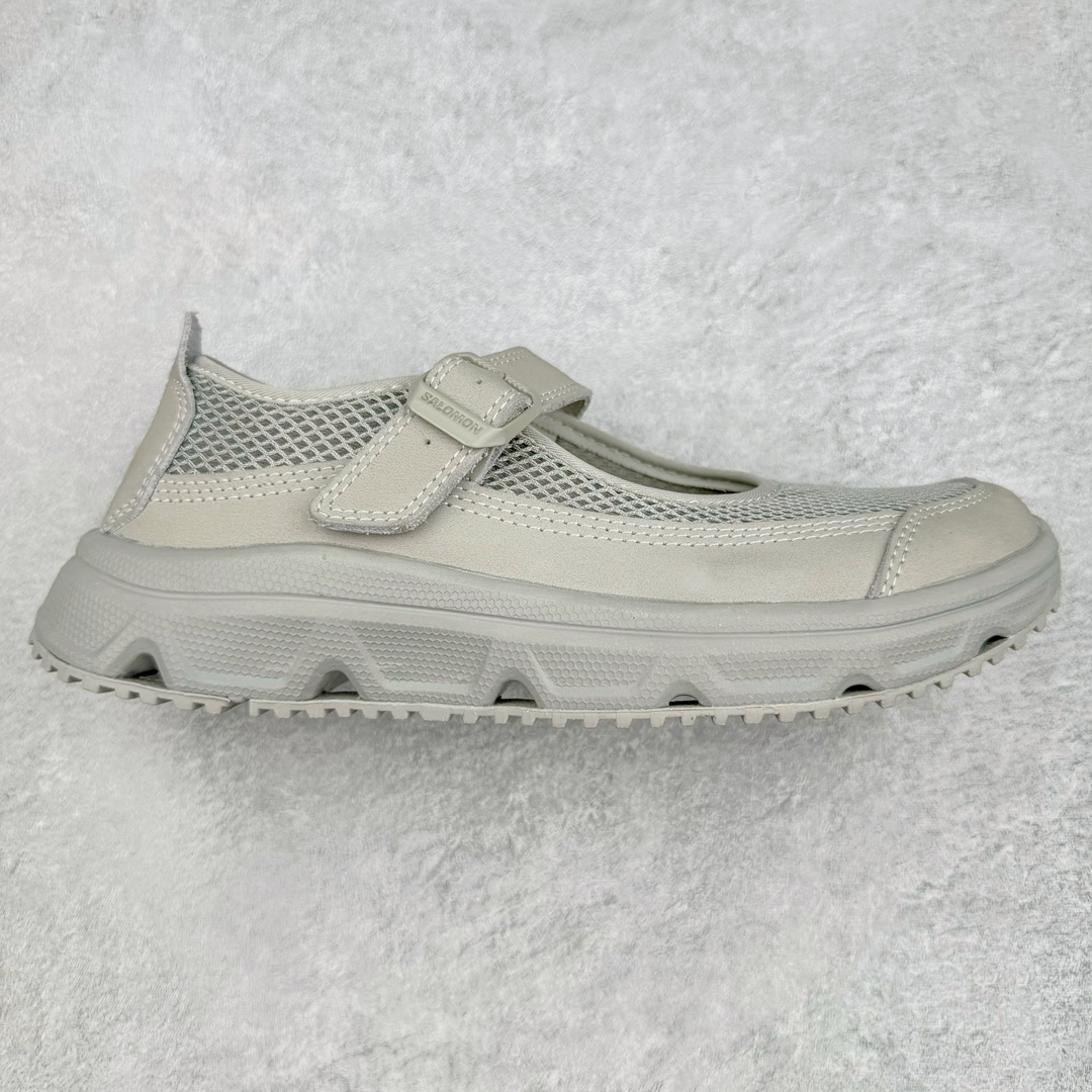 ＃绿X/GX RX MARIE x SALOMON 萨洛蒙舒适減震耐磨低帮生活一脚蹬休闲鞋 在设计上向经典鞋款玛丽珍鞋致敬，其轮廓遵循尼龙搭扣玛丽珍鞋的经典外观。鞋底采用Salomon的Contagrip®技术，这种专利外底设计提供了卓越的抓地力和耐磨性，无论在城市街头还是户外小径上，都能自信行走。中底配备EVA缓震系统，有效吸收每一步的冲击力，减少长时间行走或站立带来的疲劳感。在功能上采用了网布透气鞋面，并配置了轻质 EVA 中底，融入了轻盈舒适的运动感（重量仅为237 克），使其成为一款户外恢复鞋，穿着它能提供长途徒步旅行后的舒适感。鞋带和扣带设计不仅增加了鞋款的时尚感，还方便调节松紧，确保每一位穿着者都能找到最合适的贴合度。透气性良好的鞋垫和内衬材质，保持双脚的干爽与舒适，让你在长时间穿着时也不会感到闷热。不仅在设计上兼顾了时尚和功能，还具备了广泛的适用性。无论是上班、购物、还是郊游，这款鞋都能胜任。其优雅的外观和强大的功能性，使其成为都市女性和户外爱好者的最佳选择。 尺码：36 36.5 37.5 38 38.5 39-选品中心