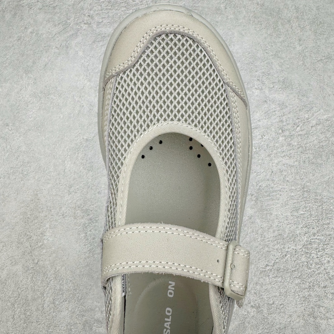 图片[4]-＃绿X/GX RX MARIE x SALOMON 萨洛蒙舒适減震耐磨低帮生活一脚蹬休闲鞋 在设计上向经典鞋款玛丽珍鞋致敬，其轮廓遵循尼龙搭扣玛丽珍鞋的经典外观。鞋底采用Salomon的Contagrip®技术，这种专利外底设计提供了卓越的抓地力和耐磨性，无论在城市街头还是户外小径上，都能自信行走。中底配备EVA缓震系统，有效吸收每一步的冲击力，减少长时间行走或站立带来的疲劳感。在功能上采用了网布透气鞋面，并配置了轻质 EVA 中底，融入了轻盈舒适的运动感（重量仅为237 克），使其成为一款户外恢复鞋，穿着它能提供长途徒步旅行后的舒适感。鞋带和扣带设计不仅增加了鞋款的时尚感，还方便调节松紧，确保每一位穿着者都能找到最合适的贴合度。透气性良好的鞋垫和内衬材质，保持双脚的干爽与舒适，让你在长时间穿着时也不会感到闷热。不仅在设计上兼顾了时尚和功能，还具备了广泛的适用性。无论是上班、购物、还是郊游，这款鞋都能胜任。其优雅的外观和强大的功能性，使其成为都市女性和户外爱好者的最佳选择。 尺码：36 36.5 37.5 38 38.5 39-选品中心