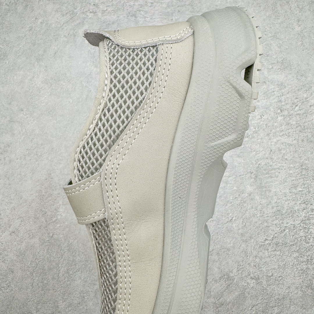 图片[7]-＃绿X/GX RX MARIE x SALOMON 萨洛蒙舒适減震耐磨低帮生活一脚蹬休闲鞋 在设计上向经典鞋款玛丽珍鞋致敬，其轮廓遵循尼龙搭扣玛丽珍鞋的经典外观。鞋底采用Salomon的Contagrip®技术，这种专利外底设计提供了卓越的抓地力和耐磨性，无论在城市街头还是户外小径上，都能自信行走。中底配备EVA缓震系统，有效吸收每一步的冲击力，减少长时间行走或站立带来的疲劳感。在功能上采用了网布透气鞋面，并配置了轻质 EVA 中底，融入了轻盈舒适的运动感（重量仅为237 克），使其成为一款户外恢复鞋，穿着它能提供长途徒步旅行后的舒适感。鞋带和扣带设计不仅增加了鞋款的时尚感，还方便调节松紧，确保每一位穿着者都能找到最合适的贴合度。透气性良好的鞋垫和内衬材质，保持双脚的干爽与舒适，让你在长时间穿着时也不会感到闷热。不仅在设计上兼顾了时尚和功能，还具备了广泛的适用性。无论是上班、购物、还是郊游，这款鞋都能胜任。其优雅的外观和强大的功能性，使其成为都市女性和户外爱好者的最佳选择。 尺码：36 36.5 37.5 38 38.5 39-选品中心