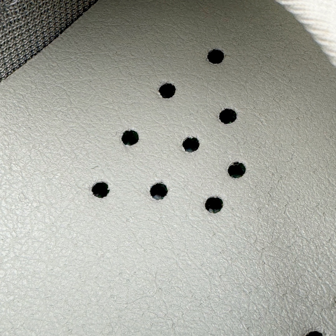 图片[11]-＃绿X/GX RX MARIE x SALOMON 萨洛蒙舒适減震耐磨低帮生活一脚蹬休闲鞋 在设计上向经典鞋款玛丽珍鞋致敬，其轮廓遵循尼龙搭扣玛丽珍鞋的经典外观。鞋底采用Salomon的Contagrip®技术，这种专利外底设计提供了卓越的抓地力和耐磨性，无论在城市街头还是户外小径上，都能自信行走。中底配备EVA缓震系统，有效吸收每一步的冲击力，减少长时间行走或站立带来的疲劳感。在功能上采用了网布透气鞋面，并配置了轻质 EVA 中底，融入了轻盈舒适的运动感（重量仅为237 克），使其成为一款户外恢复鞋，穿着它能提供长途徒步旅行后的舒适感。鞋带和扣带设计不仅增加了鞋款的时尚感，还方便调节松紧，确保每一位穿着者都能找到最合适的贴合度。透气性良好的鞋垫和内衬材质，保持双脚的干爽与舒适，让你在长时间穿着时也不会感到闷热。不仅在设计上兼顾了时尚和功能，还具备了广泛的适用性。无论是上班、购物、还是郊游，这款鞋都能胜任。其优雅的外观和强大的功能性，使其成为都市女性和户外爱好者的最佳选择。 尺码：36 36.5 37.5 38 38.5 39-选品中心