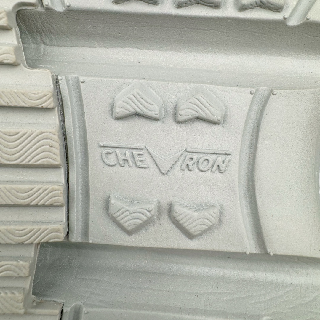 图片[19]-＃绿X/GX RX MARIE x SALOMON 萨洛蒙舒适減震耐磨低帮生活一脚蹬休闲鞋 在设计上向经典鞋款玛丽珍鞋致敬，其轮廓遵循尼龙搭扣玛丽珍鞋的经典外观。鞋底采用Salomon的Contagrip®技术，这种专利外底设计提供了卓越的抓地力和耐磨性，无论在城市街头还是户外小径上，都能自信行走。中底配备EVA缓震系统，有效吸收每一步的冲击力，减少长时间行走或站立带来的疲劳感。在功能上采用了网布透气鞋面，并配置了轻质 EVA 中底，融入了轻盈舒适的运动感（重量仅为237 克），使其成为一款户外恢复鞋，穿着它能提供长途徒步旅行后的舒适感。鞋带和扣带设计不仅增加了鞋款的时尚感，还方便调节松紧，确保每一位穿着者都能找到最合适的贴合度。透气性良好的鞋垫和内衬材质，保持双脚的干爽与舒适，让你在长时间穿着时也不会感到闷热。不仅在设计上兼顾了时尚和功能，还具备了广泛的适用性。无论是上班、购物、还是郊游，这款鞋都能胜任。其优雅的外观和强大的功能性，使其成为都市女性和户外爱好者的最佳选择。 尺码：36 36.5 37.5 38 38.5 39-选品中心