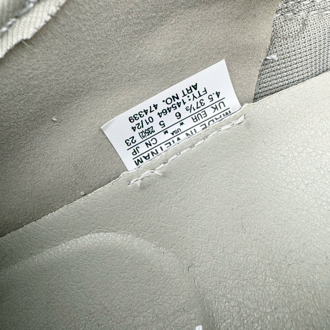 图片[12]-＃绿X/GX RX MARIE x SALOMON 萨洛蒙舒适減震耐磨低帮生活一脚蹬休闲鞋 在设计上向经典鞋款玛丽珍鞋致敬，其轮廓遵循尼龙搭扣玛丽珍鞋的经典外观。鞋底采用Salomon的Contagrip®技术，这种专利外底设计提供了卓越的抓地力和耐磨性，无论在城市街头还是户外小径上，都能自信行走。中底配备EVA缓震系统，有效吸收每一步的冲击力，减少长时间行走或站立带来的疲劳感。在功能上采用了网布透气鞋面，并配置了轻质 EVA 中底，融入了轻盈舒适的运动感（重量仅为237 克），使其成为一款户外恢复鞋，穿着它能提供长途徒步旅行后的舒适感。鞋带和扣带设计不仅增加了鞋款的时尚感，还方便调节松紧，确保每一位穿着者都能找到最合适的贴合度。透气性良好的鞋垫和内衬材质，保持双脚的干爽与舒适，让你在长时间穿着时也不会感到闷热。不仅在设计上兼顾了时尚和功能，还具备了广泛的适用性。无论是上班、购物、还是郊游，这款鞋都能胜任。其优雅的外观和强大的功能性，使其成为都市女性和户外爱好者的最佳选择。 尺码：36 36.5 37.5 38 38.5 39-选品中心