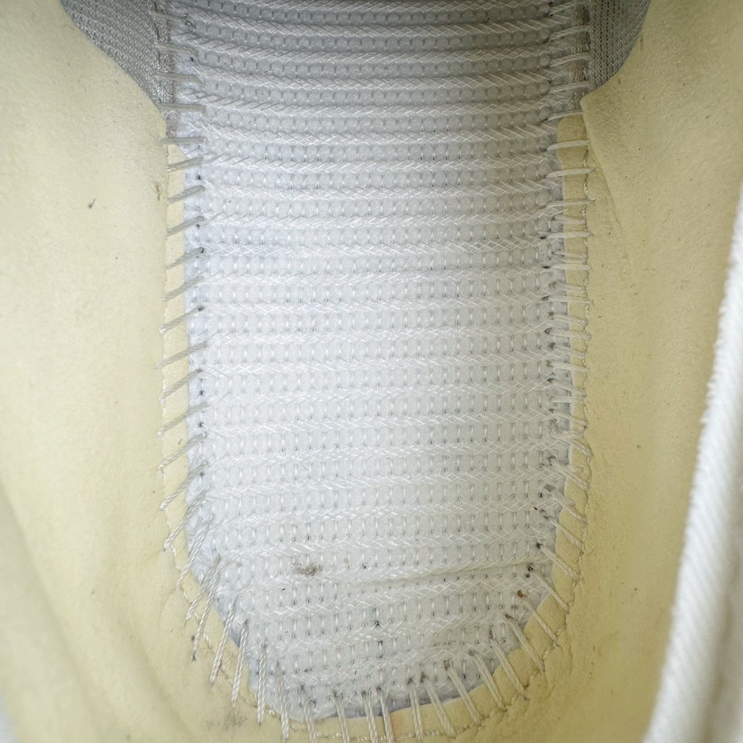 图片[17]-＃绿X/GX RX MARIE x SALOMON 萨洛蒙舒适減震耐磨低帮生活一脚蹬休闲鞋 在设计上向经典鞋款玛丽珍鞋致敬，其轮廓遵循尼龙搭扣玛丽珍鞋的经典外观。鞋底采用Salomon的Contagrip®技术，这种专利外底设计提供了卓越的抓地力和耐磨性，无论在城市街头还是户外小径上，都能自信行走。中底配备EVA缓震系统，有效吸收每一步的冲击力，减少长时间行走或站立带来的疲劳感。在功能上采用了网布透气鞋面，并配置了轻质 EVA 中底，融入了轻盈舒适的运动感（重量仅为237 克），使其成为一款户外恢复鞋，穿着它能提供长途徒步旅行后的舒适感。鞋带和扣带设计不仅增加了鞋款的时尚感，还方便调节松紧，确保每一位穿着者都能找到最合适的贴合度。透气性良好的鞋垫和内衬材质，保持双脚的干爽与舒适，让你在长时间穿着时也不会感到闷热。不仅在设计上兼顾了时尚和功能，还具备了广泛的适用性。无论是上班、购物、还是郊游，这款鞋都能胜任。其优雅的外观和强大的功能性，使其成为都市女性和户外爱好者的最佳选择。 尺码：36 36.5 37.5 38 38.5 39-选品中心