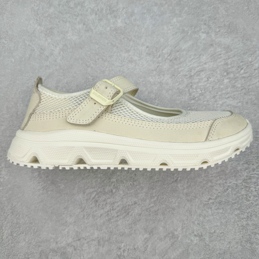 ＃绿X/GX RX MARIE x SALOMON 萨洛蒙舒适減震耐磨低帮生活一脚蹬休闲鞋 在设计上向经典鞋款玛丽珍鞋致敬，其轮廓遵循尼龙搭扣玛丽珍鞋的经典外观。鞋底采用Salomon的Contagrip®技术，这种专利外底设计提供了卓越的抓地力和耐磨性，无论在城市街头还是户外小径上，都能自信行走。中底配备EVA缓震系统，有效吸收每一步的冲击力，减少长时间行走或站立带来的疲劳感。在功能上采用了网布透气鞋面，并配置了轻质 EVA 中底，融入了轻盈舒适的运动感（重量仅为237 克），使其成为一款户外恢复鞋，穿着它能提供长途徒步旅行后的舒适感。鞋带和扣带设计不仅增加了鞋款的时尚感，还方便调节松紧，确保每一位穿着者都能找到最合适的贴合度。透气性良好的鞋垫和内衬材质，保持双脚的干爽与舒适，让你在长时间穿着时也不会感到闷热。不仅在设计上兼顾了时尚和功能，还具备了广泛的适用性。无论是上班、购物、还是郊游，这款鞋都能胜任。其优雅的外观和强大的功能性，使其成为都市女性和户外爱好者的最佳选择。 尺码：36 36.5 37.5 38 38.5 39-选品中心