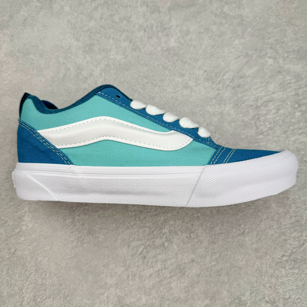 Vans Classics Knu Skool 范斯新款 新配色灰蓝面包鞋 Vans超火的土豆鞋，复古经典，鞋头放大、包边上移加厚、鞋舌加厚。Vans Classics 经典支线土豆鞋 Knu Skool 是完美的平替版，是大众争相追捧的 “面包鞋” 货号：VNOOOCSOBER 尺码：35 36 36.5 37 38 38.5 39 40 40.5 41 42 42.5 43 44 工艺：硫化1：1（重量1：1、真标、原钢印、材质标、鞋型标、合格证）-选品中心