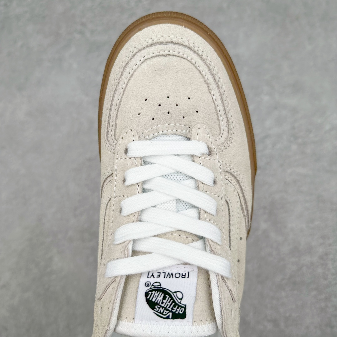 图片[4]-Vans Rowley Classics 米色 范斯官方 经典复古休闲滑板鞋 复古鞋型搭配全麂皮鞋身做工扎实 鞋两侧标志性Vans条纹Sidestripe 后跟压印数字“66/99”分表代表Vans品牌成立于1966和Rowley Pro诞生于1999 细节满满 货号：VN0009QJQJM 尺码：35 36 36.5 37 38 38.5 39 40 40.5 41 42 42.5 43 44-选品中心