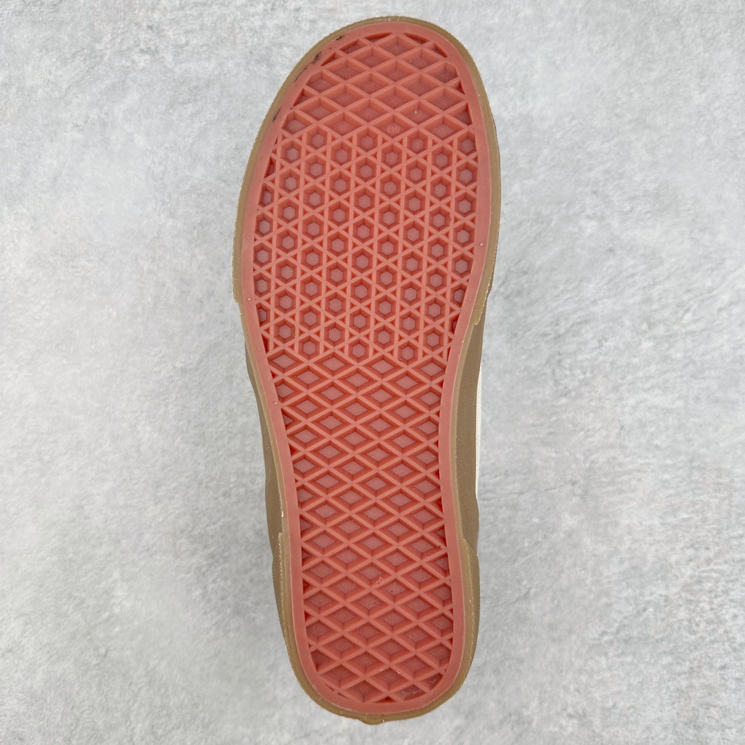 图片[9]-Vans Rowley Classics 米色 范斯官方 经典复古休闲滑板鞋 复古鞋型搭配全麂皮鞋身做工扎实 鞋两侧标志性Vans条纹Sidestripe 后跟压印数字“66/99”分表代表Vans品牌成立于1966和Rowley Pro诞生于1999 细节满满 货号：VN0009QJQJM 尺码：35 36 36.5 37 38 38.5 39 40 40.5 41 42 42.5 43 44-选品中心