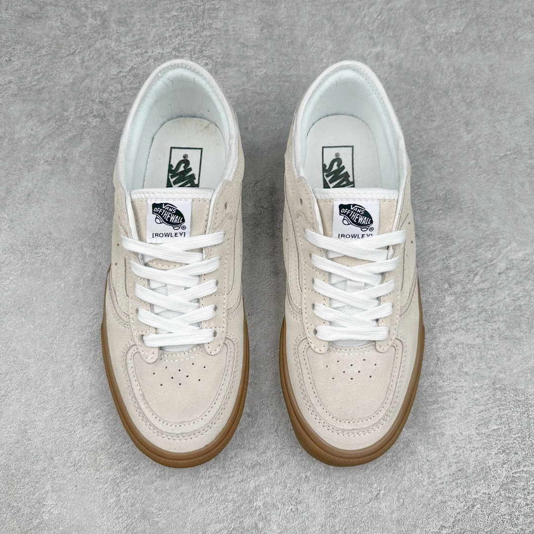图片[2]-Vans Rowley Classics 米色 范斯官方 经典复古休闲滑板鞋 复古鞋型搭配全麂皮鞋身做工扎实 鞋两侧标志性Vans条纹Sidestripe 后跟压印数字“66/99”分表代表Vans品牌成立于1966和Rowley Pro诞生于1999 细节满满 货号：VN0009QJQJM 尺码：35 36 36.5 37 38 38.5 39 40 40.5 41 42 42.5 43 44-选品中心