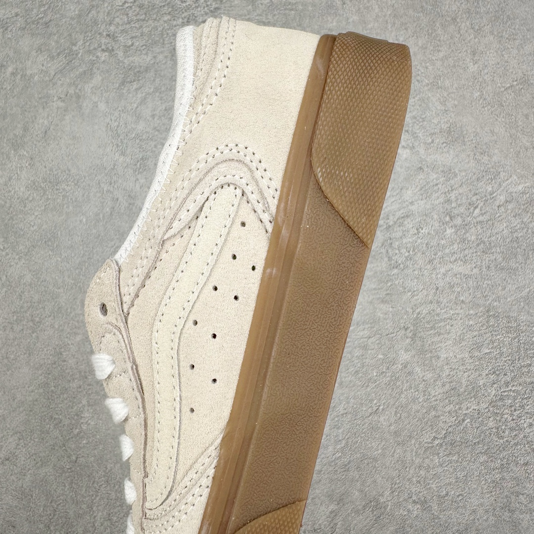 图片[7]-Vans Rowley Classics 米色 范斯官方 经典复古休闲滑板鞋 复古鞋型搭配全麂皮鞋身做工扎实 鞋两侧标志性Vans条纹Sidestripe 后跟压印数字“66/99”分表代表Vans品牌成立于1966和Rowley Pro诞生于1999 细节满满 货号：VN0009QJQJM 尺码：35 36 36.5 37 38 38.5 39 40 40.5 41 42 42.5 43 44-选品中心