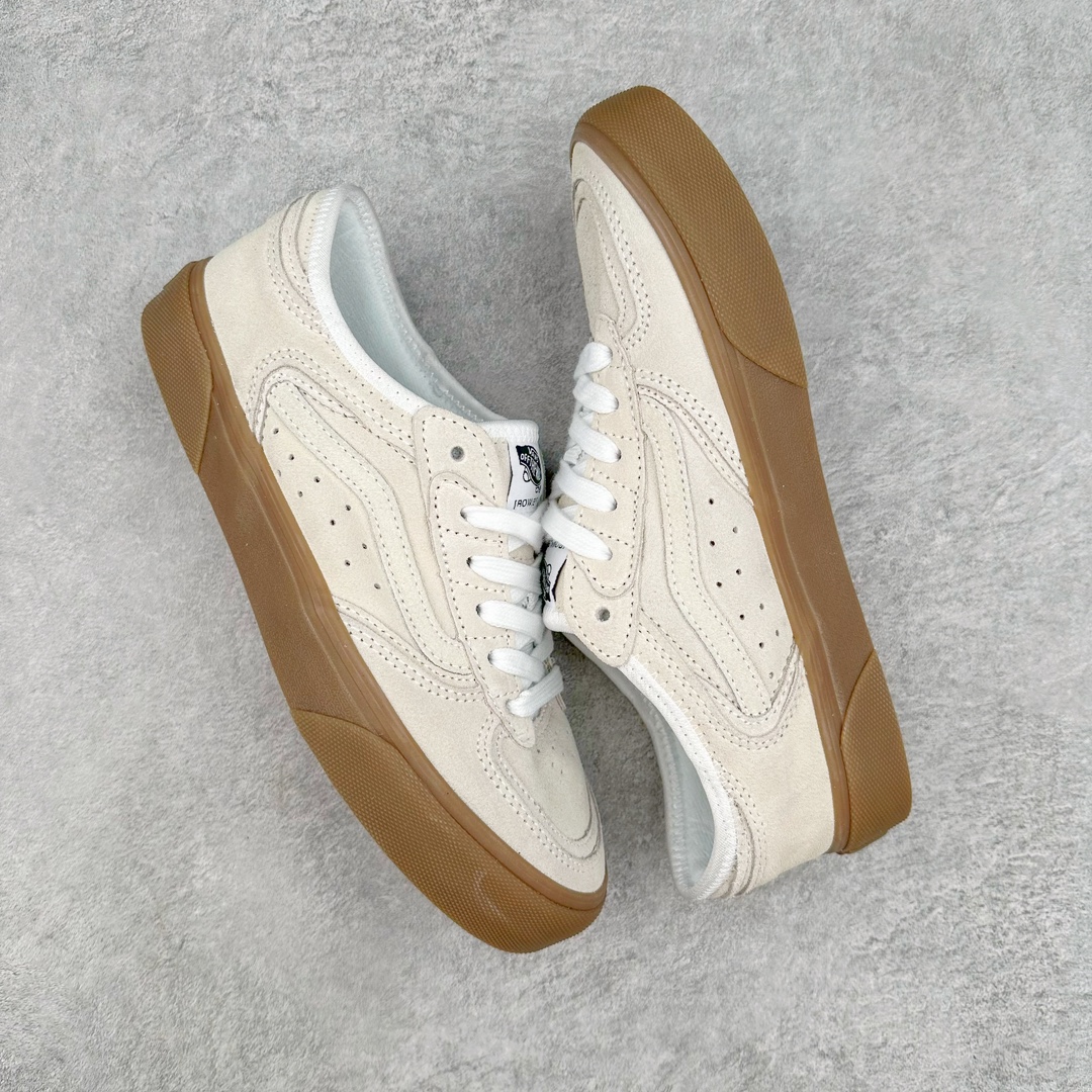 图片[3]-Vans Rowley Classics 米色 范斯官方 经典复古休闲滑板鞋 复古鞋型搭配全麂皮鞋身做工扎实 鞋两侧标志性Vans条纹Sidestripe 后跟压印数字“66/99”分表代表Vans品牌成立于1966和Rowley Pro诞生于1999 细节满满 货号：VN0009QJQJM 尺码：35 36 36.5 37 38 38.5 39 40 40.5 41 42 42.5 43 44-选品中心