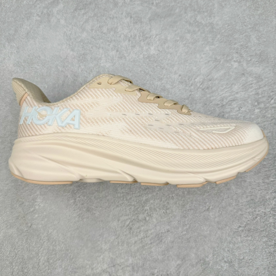 图片[9]-＃夏日福利特价 HOKA ONE ONE Clifton 克里夫顿9代专业性能减震公路跑步鞋 轻盈透气的针织网面和纱线的使用让鞋面更挺拔 增强鞋面的强度和支撑性能 搭配柔软的鞋舌 让双脚在舒适包裹中跑的更加畅快 全新泡棉中底 柔软的同时增强回弹性能 为不同跑者提供更平稳流畅的脚感 带来全面的缓冲保护 根据人体工程学设计的延长拉襟 后跟处弹软的海绵填充舒适固定 避免掉跟和摩擦 相比上一代光滑的内衬 Clifton 9的内衬增强了摩擦力 避免双脚在鞋内滑动 尺码：36 36.5 37.5 38 38.5 39 40 40.5 41 42 42.5 43 44 44.5 45-选品中心