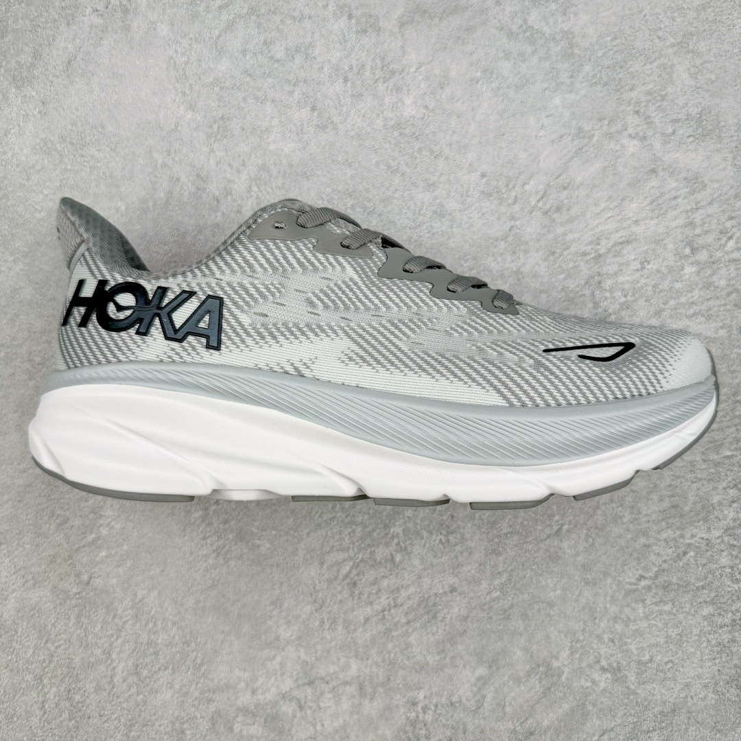 图片[2]-＃夏日福利特价 HOKA ONE ONE Clifton 克里夫顿9代专业性能减震公路跑步鞋 轻盈透气的针织网面和纱线的使用让鞋面更挺拔 增强鞋面的强度和支撑性能 搭配柔软的鞋舌 让双脚在舒适包裹中跑的更加畅快 全新泡棉中底 柔软的同时增强回弹性能 为不同跑者提供更平稳流畅的脚感 带来全面的缓冲保护 根据人体工程学设计的延长拉襟 后跟处弹软的海绵填充舒适固定 避免掉跟和摩擦 相比上一代光滑的内衬 Clifton 9的内衬增强了摩擦力 避免双脚在鞋内滑动 尺码：36 36.5 37.5 38 38.5 39 40 40.5 41 42 42.5 43 44 44.5 45-选品中心