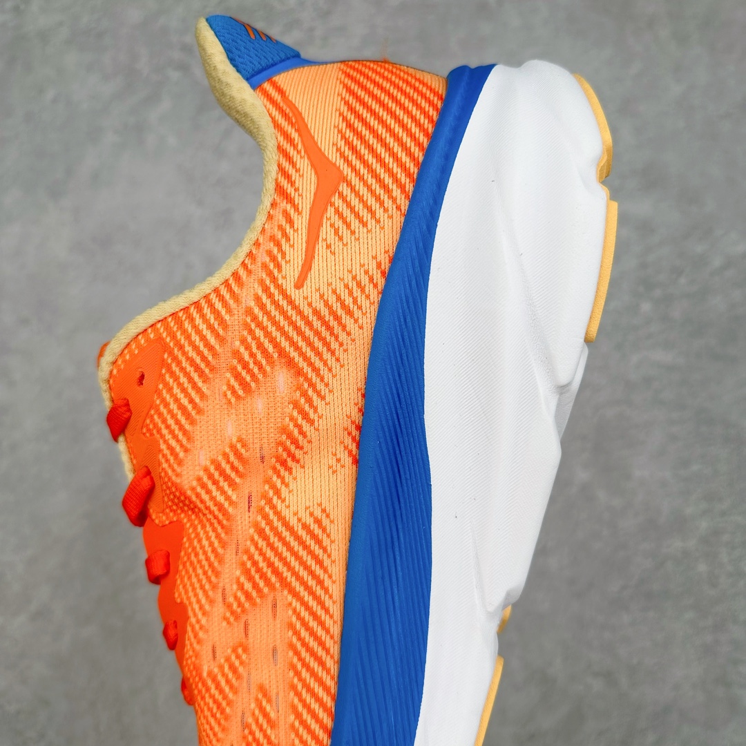 图片[7]-＃夏日福利特价 HOKA ONE ONE Clifton 克里夫顿9代专业性能减震公路跑步鞋 轻盈透气的针织网面和纱线的使用让鞋面更挺拔 增强鞋面的强度和支撑性能 搭配柔软的鞋舌 让双脚在舒适包裹中跑的更加畅快 全新泡棉中底 柔软的同时增强回弹性能 为不同跑者提供更平稳流畅的脚感 带来全面的缓冲保护 根据人体工程学设计的延长拉襟 后跟处弹软的海绵填充舒适固定 避免掉跟和摩擦 相比上一代光滑的内衬 Clifton 9的内衬增强了摩擦力 避免双脚在鞋内滑动 尺码：36 36.5 37.5 38 38.5 39 40 40.5 41 42 42.5 43 44 44.5 45-选品中心