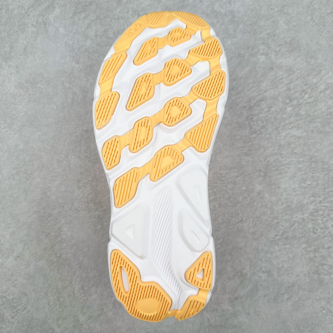 图片[9]-＃夏日福利特价 HOKA ONE ONE Clifton 克里夫顿9代专业性能减震公路跑步鞋 轻盈透气的针织网面和纱线的使用让鞋面更挺拔 增强鞋面的强度和支撑性能 搭配柔软的鞋舌 让双脚在舒适包裹中跑的更加畅快 全新泡棉中底 柔软的同时增强回弹性能 为不同跑者提供更平稳流畅的脚感 带来全面的缓冲保护 根据人体工程学设计的延长拉襟 后跟处弹软的海绵填充舒适固定 避免掉跟和摩擦 相比上一代光滑的内衬 Clifton 9的内衬增强了摩擦力 避免双脚在鞋内滑动 尺码：36 36.5 37.5 38 38.5 39 40 40.5 41 42 42.5 43 44 44.5 45-选品中心