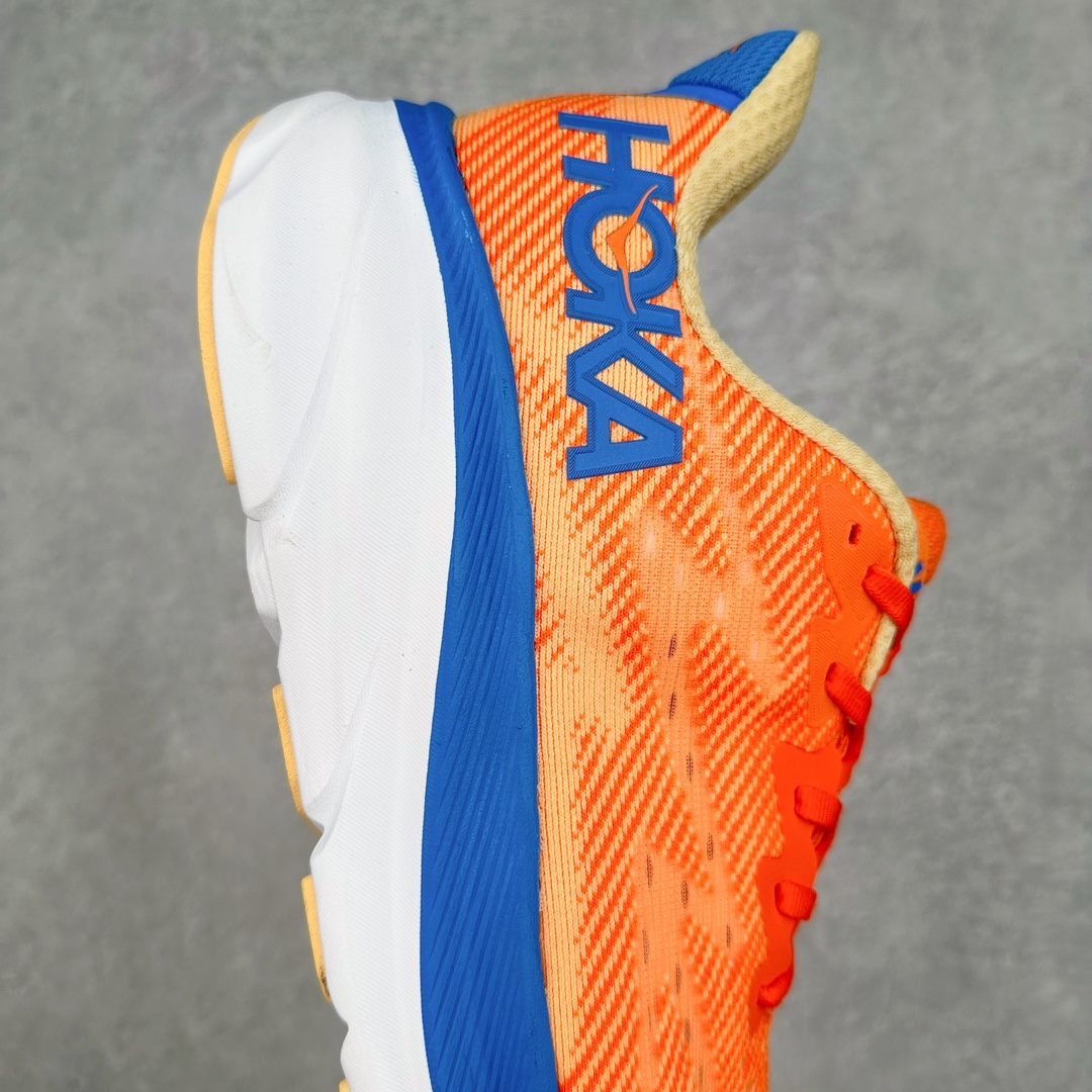 图片[6]-＃夏日福利特价 HOKA ONE ONE Clifton 克里夫顿9代专业性能减震公路跑步鞋 轻盈透气的针织网面和纱线的使用让鞋面更挺拔 增强鞋面的强度和支撑性能 搭配柔软的鞋舌 让双脚在舒适包裹中跑的更加畅快 全新泡棉中底 柔软的同时增强回弹性能 为不同跑者提供更平稳流畅的脚感 带来全面的缓冲保护 根据人体工程学设计的延长拉襟 后跟处弹软的海绵填充舒适固定 避免掉跟和摩擦 相比上一代光滑的内衬 Clifton 9的内衬增强了摩擦力 避免双脚在鞋内滑动 尺码：36 36.5 37.5 38 38.5 39 40 40.5 41 42 42.5 43 44 44.5 45-选品中心