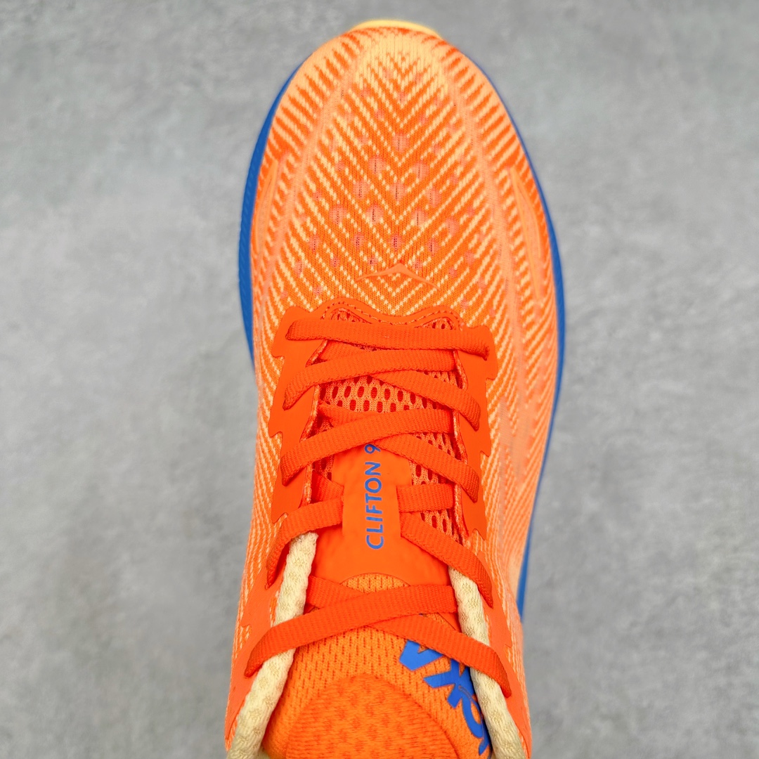 图片[4]-＃夏日福利特价 HOKA ONE ONE Clifton 克里夫顿9代专业性能减震公路跑步鞋 轻盈透气的针织网面和纱线的使用让鞋面更挺拔 增强鞋面的强度和支撑性能 搭配柔软的鞋舌 让双脚在舒适包裹中跑的更加畅快 全新泡棉中底 柔软的同时增强回弹性能 为不同跑者提供更平稳流畅的脚感 带来全面的缓冲保护 根据人体工程学设计的延长拉襟 后跟处弹软的海绵填充舒适固定 避免掉跟和摩擦 相比上一代光滑的内衬 Clifton 9的内衬增强了摩擦力 避免双脚在鞋内滑动 尺码：36 36.5 37.5 38 38.5 39 40 40.5 41 42 42.5 43 44 44.5 45-选品中心