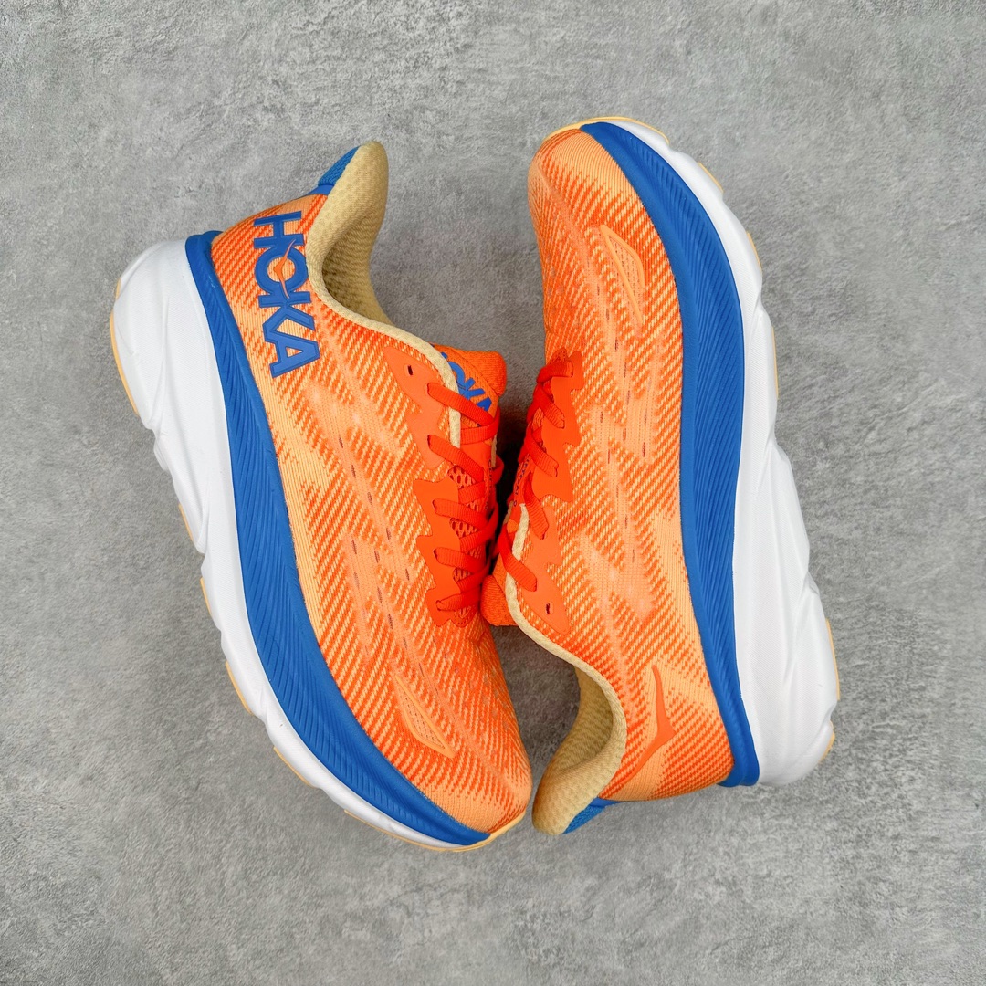 图片[3]-＃夏日福利特价 HOKA ONE ONE Clifton 克里夫顿9代专业性能减震公路跑步鞋 轻盈透气的针织网面和纱线的使用让鞋面更挺拔 增强鞋面的强度和支撑性能 搭配柔软的鞋舌 让双脚在舒适包裹中跑的更加畅快 全新泡棉中底 柔软的同时增强回弹性能 为不同跑者提供更平稳流畅的脚感 带来全面的缓冲保护 根据人体工程学设计的延长拉襟 后跟处弹软的海绵填充舒适固定 避免掉跟和摩擦 相比上一代光滑的内衬 Clifton 9的内衬增强了摩擦力 避免双脚在鞋内滑动 尺码：36 36.5 37.5 38 38.5 39 40 40.5 41 42 42.5 43 44 44.5 45-选品中心